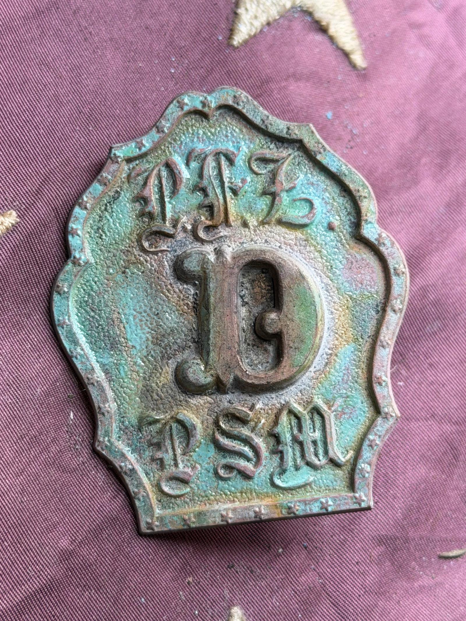 SCARCE CIVIL WAR PENNSYLVANIA FIRE ZOUAVES HEADGEAR BADGE: SCARCE CIVIL WAR PENNSYLVANIA FIRE ZOUAVES HEADGEAR BADGE. A RARE FIND. SHOWS GOOD WEAR AND USE WITH A BEAUTIFUL OVERALL PATINA. PLEASE VIEW ALL DETAILED PICTURES. A RARE FIND.