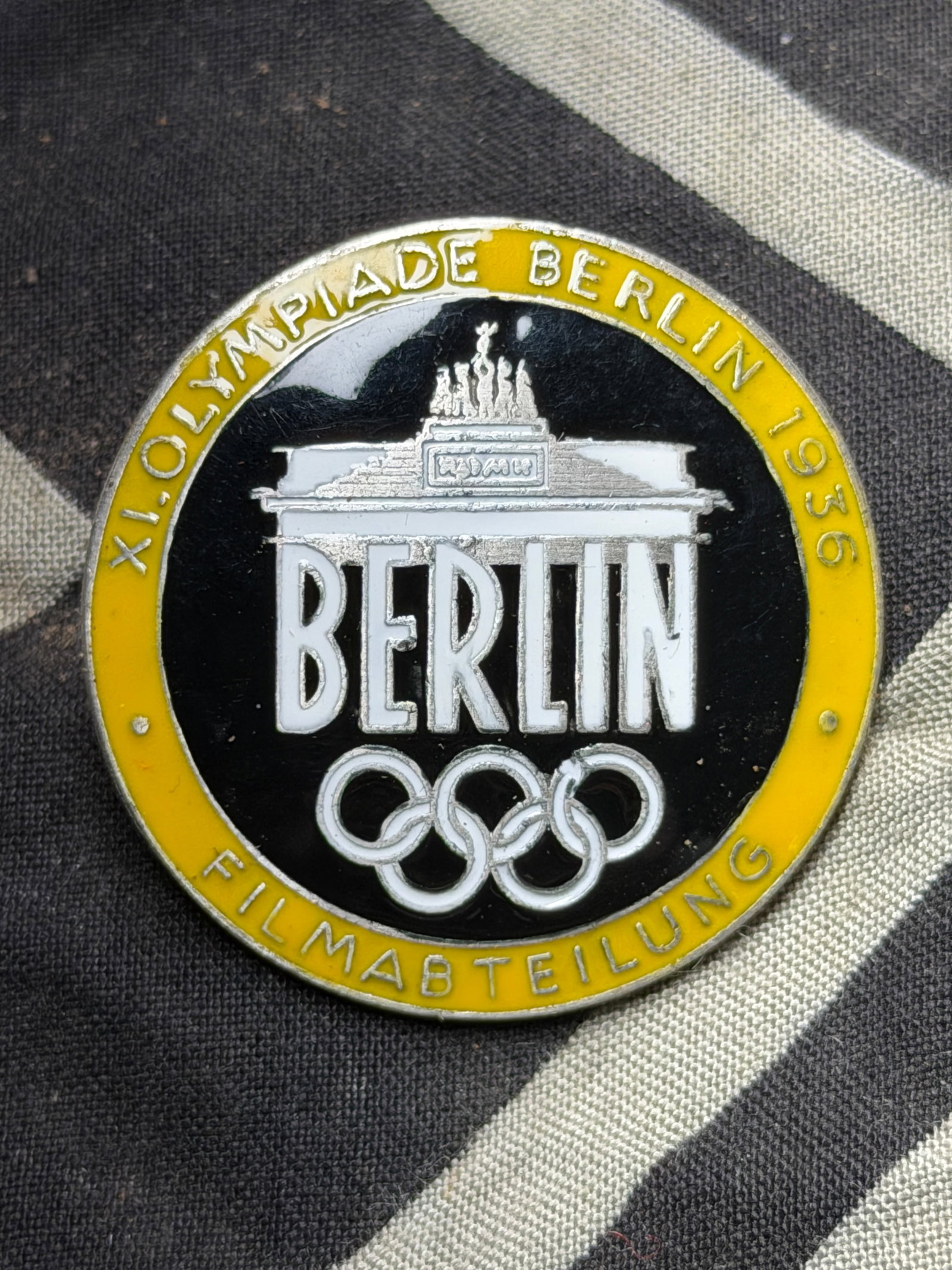WW2 GERMAN 3RD REICH 1936 OLYMPICS ENAMELED BADGE BY ROB NEFF BERLIN W57 MARKED RZM: WW2 GERMAN 3RD REICH 1936 OLYMPICS ENAMELED BADGE BY ROB NEFF BERLIN W57 MARKED RZM. SCREW BACK CONSTRUCTION. PLEASE VIEW ALL DETAILED PICTURES. A RARE EXAMPLE OF THE TIME PERIOD.