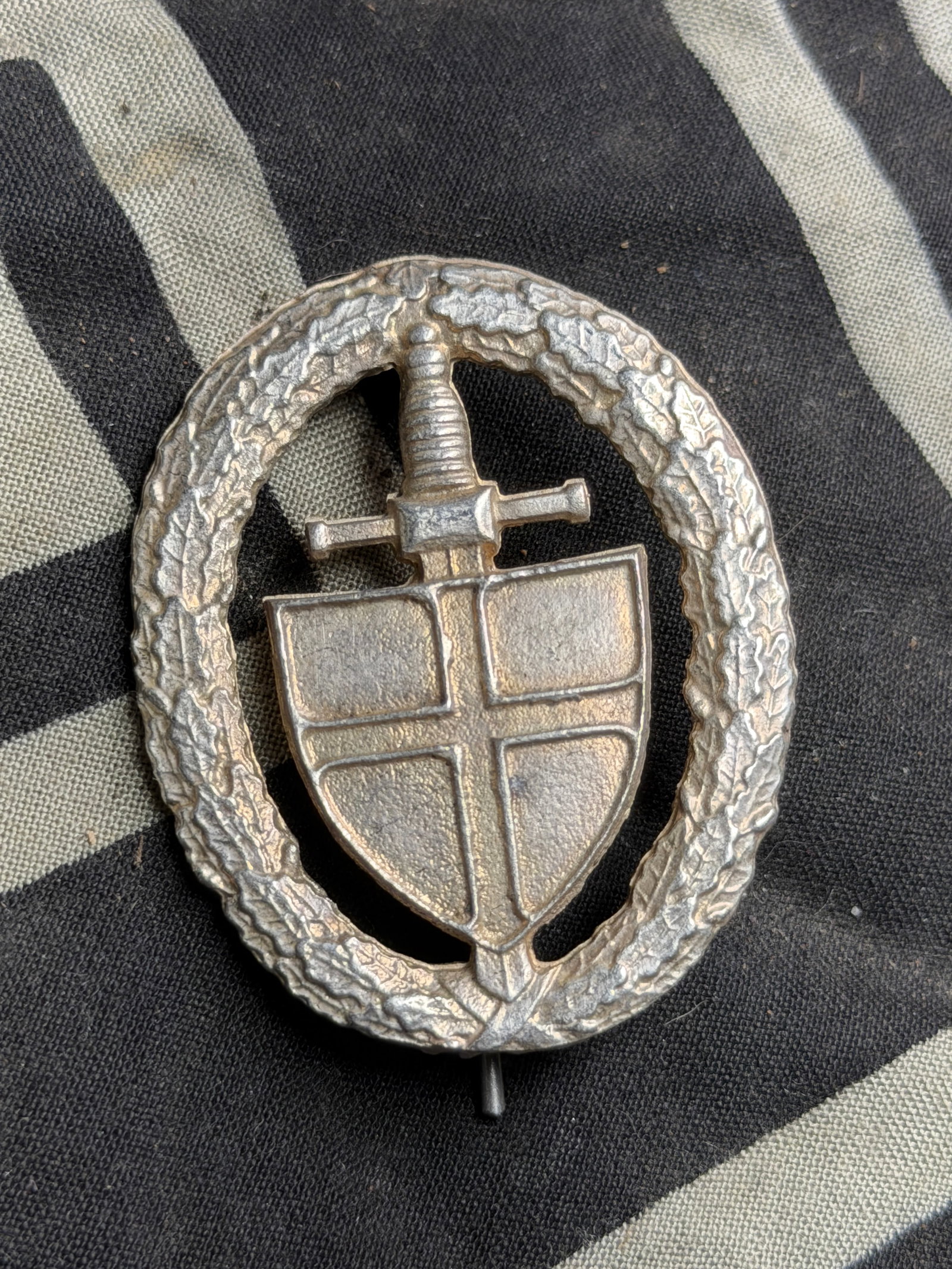 WW1 IMPERIAL BADGE PRUSSIAN FREIKORPS 1918-1923 FREIWILIGEN BRIGADE GRODNO WITH SERIAL #: WW1 IMPERIAL BADGE PRUSSIAN FREIKORPS 1918-1923 FREIWILIGEN BRIGADE GRODNO WITH SERIAL #. A RARE FIND. SHOWS GOOD WEAR AND USE WITH A BEAUTIFUL OVERALL PATINA. PLEASE VIEW ALL DETAILED PICTURES.