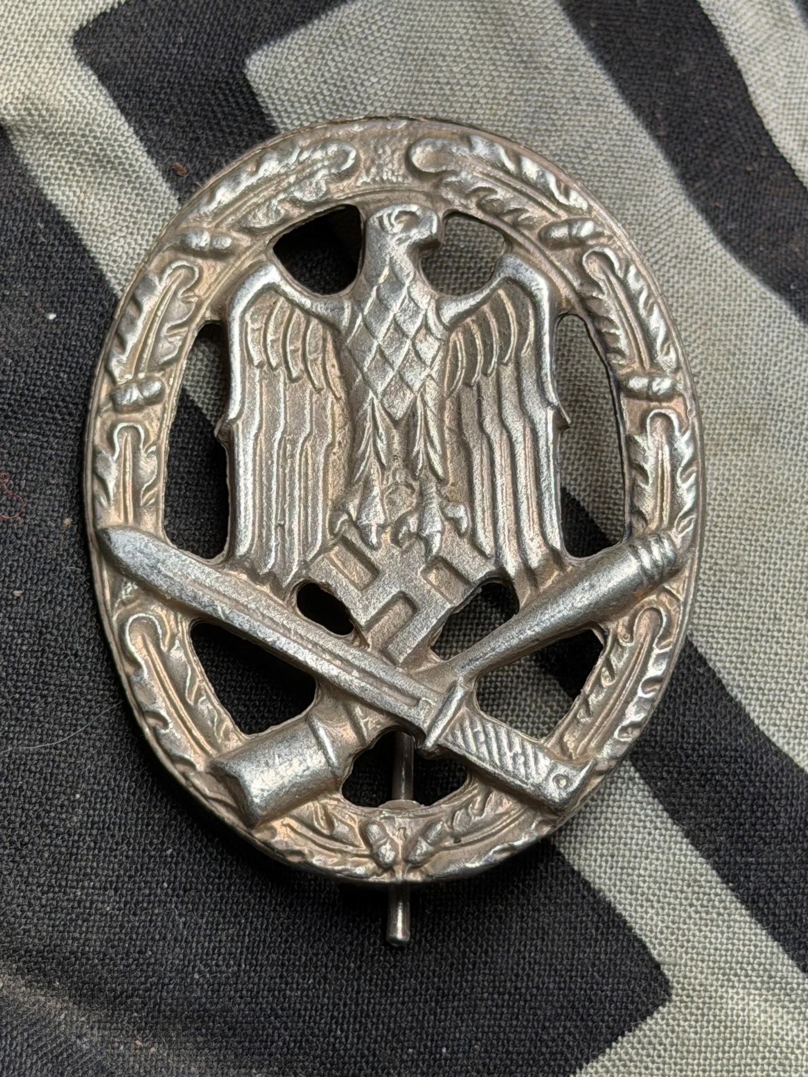 WW2 German Allgemeines Sturmabzeichen (ASA) / General Assault Badge By RZM: WW2 German Allgemeines Sturmabzeichen (ASA) / General Assault Badge By RZM. It is on the back maker marked with RZM. In good excellent shape and condition. Plese view all detailed pictures. A rare exa