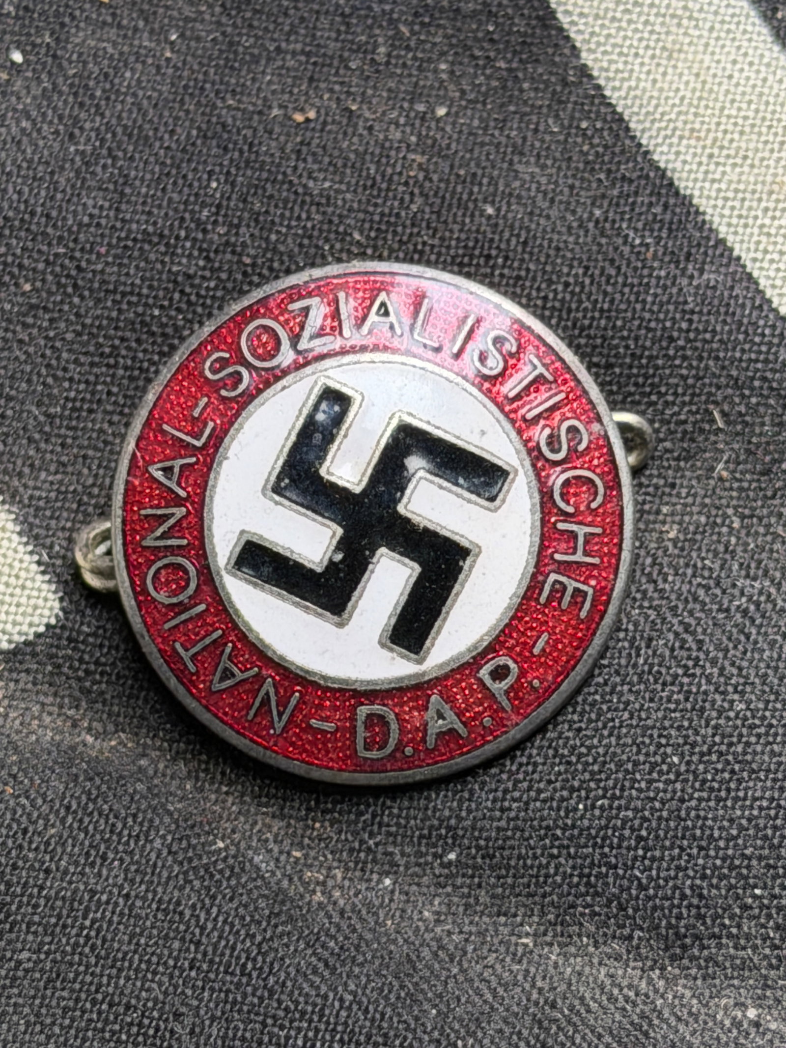 WWII EARLY GERMAN NSDAP PARTY ENAMELED BADGE BY RZM M1/129: WWII EARLY GERMAN NSDAP PARTY ENAMELED BADGE BY RZM M1/129. A harder to find Party Badge by highly collectable maker RZM M1/129. Great enamelling to the front, pin back attachment to reverse. Good ove