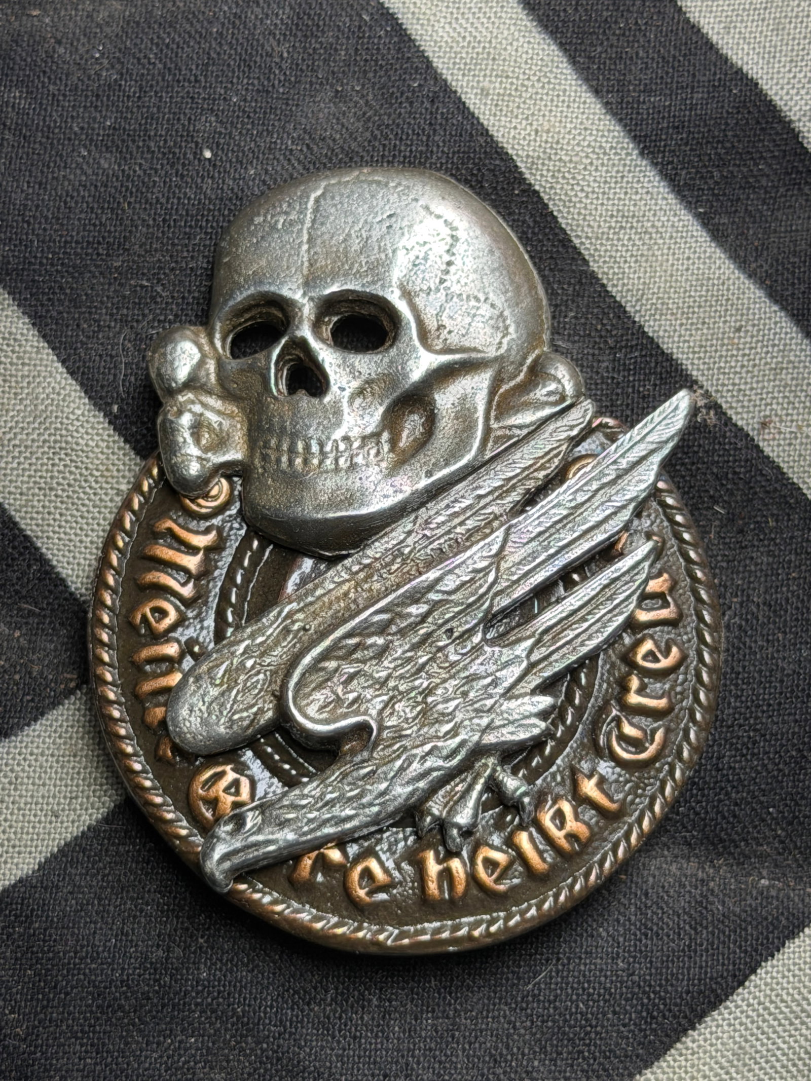 WW2 German SS Fallschirmjager Commemorative Badge: WW2 German SS Fallschirmjager Commemorative Badge.