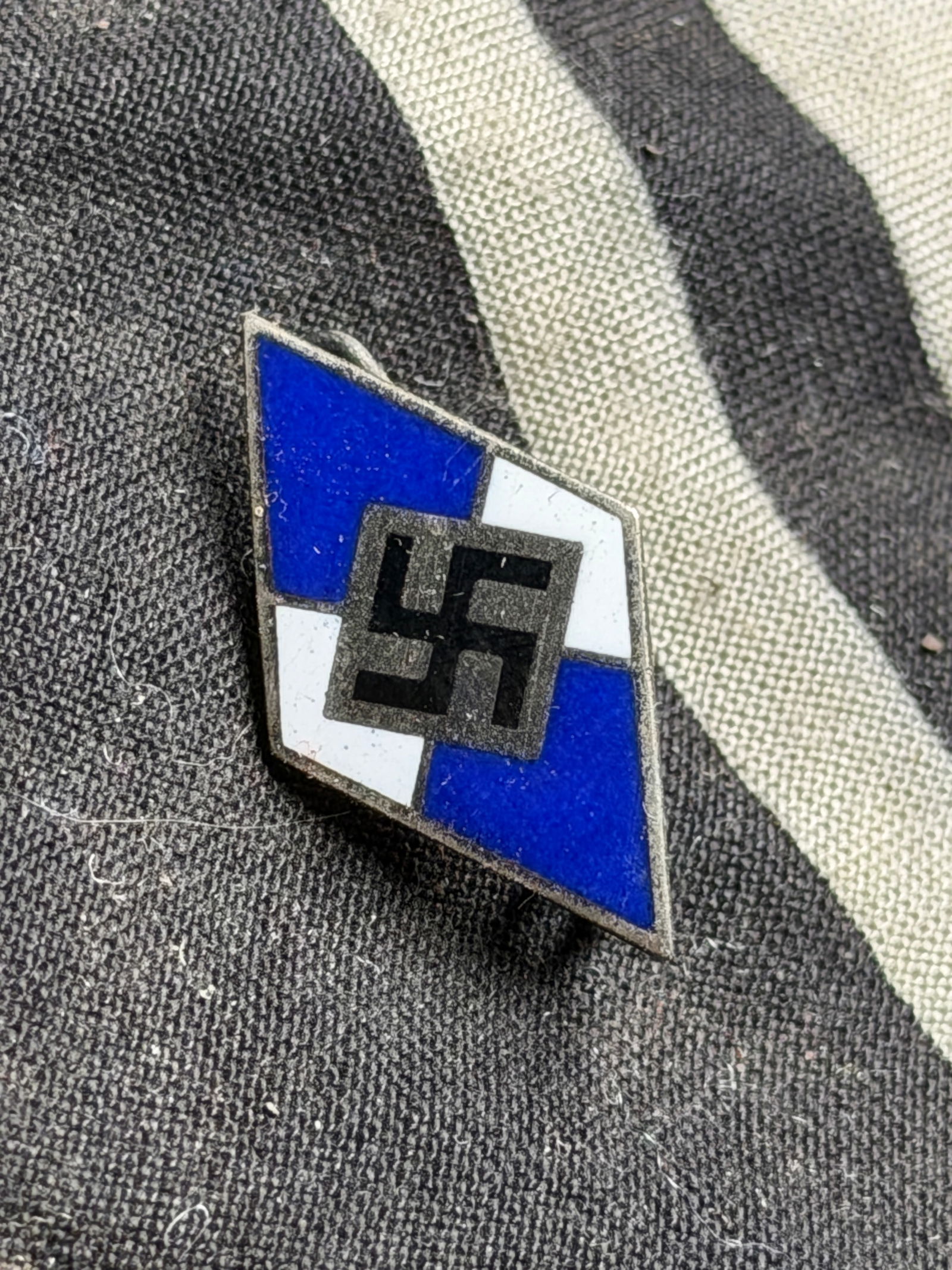 RARE WW2 GERMAN HITLER YOUTH DIAMOND PIN IN BLUE/WHITE OTTO HOFFMANN GES. GESCH.: RARE WW2 GERMAN HITLER YOUTH DIAMOND PIN IN BLUE/WHITE ENAMEL. IN MINT OVERALL SHAPE AND CONDITION WITH A BEAUTIFUL OVERALL PATINA. PLEASE VIEW ALL DETAILED PICTURES. A GREAT FIND AND AN EXCELLENT ADD