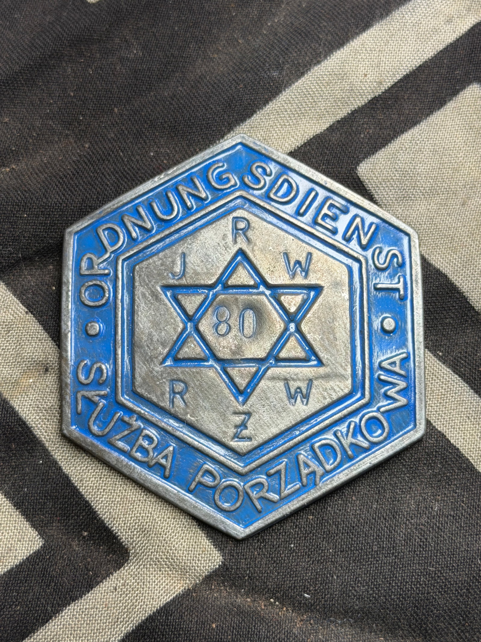 WW2 BADGE OF JEWISH POLICE SERVICE JÜDISCHER ORDNUNGSDIENST POLISH POLAND: WW2 BADGE OF JEWISH POLICE SERVICE JÜDISCHER ORDNUNGSDIENST POLISH POLAND. A RARE FIND. SHOWS GOOD WEAR AND USE WITH A BEAUTIFUL OVERALL PATINA. PLEASE VIEW ALL DETAILED PICTURES. A RARE EXAMPLE OF T