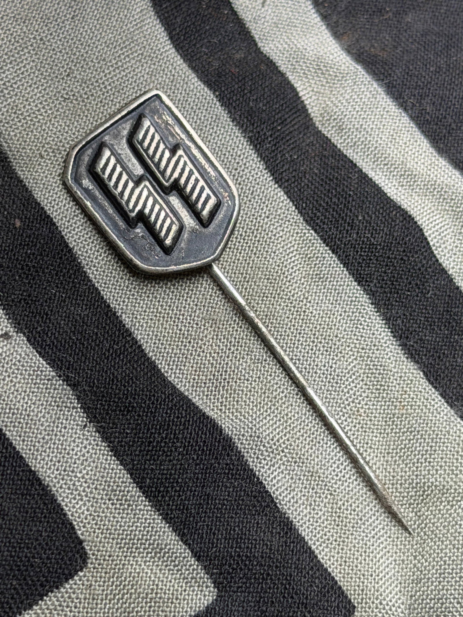 WW2 GERMAN WAFFEN SS MEMBERSHIP STICKPIN: WW2 GERMAN WAFFEN SS MEMBERSHIP STICKPIN. A RARE FIND. SHOWS GOOD WEAR AND USE WITH A BEAUTIFUL OVERALL PATINA. PLEASE VIEW ALL DETAILED PICTURES. A RARE EXAMPLE OF THE TIME PERIOD.