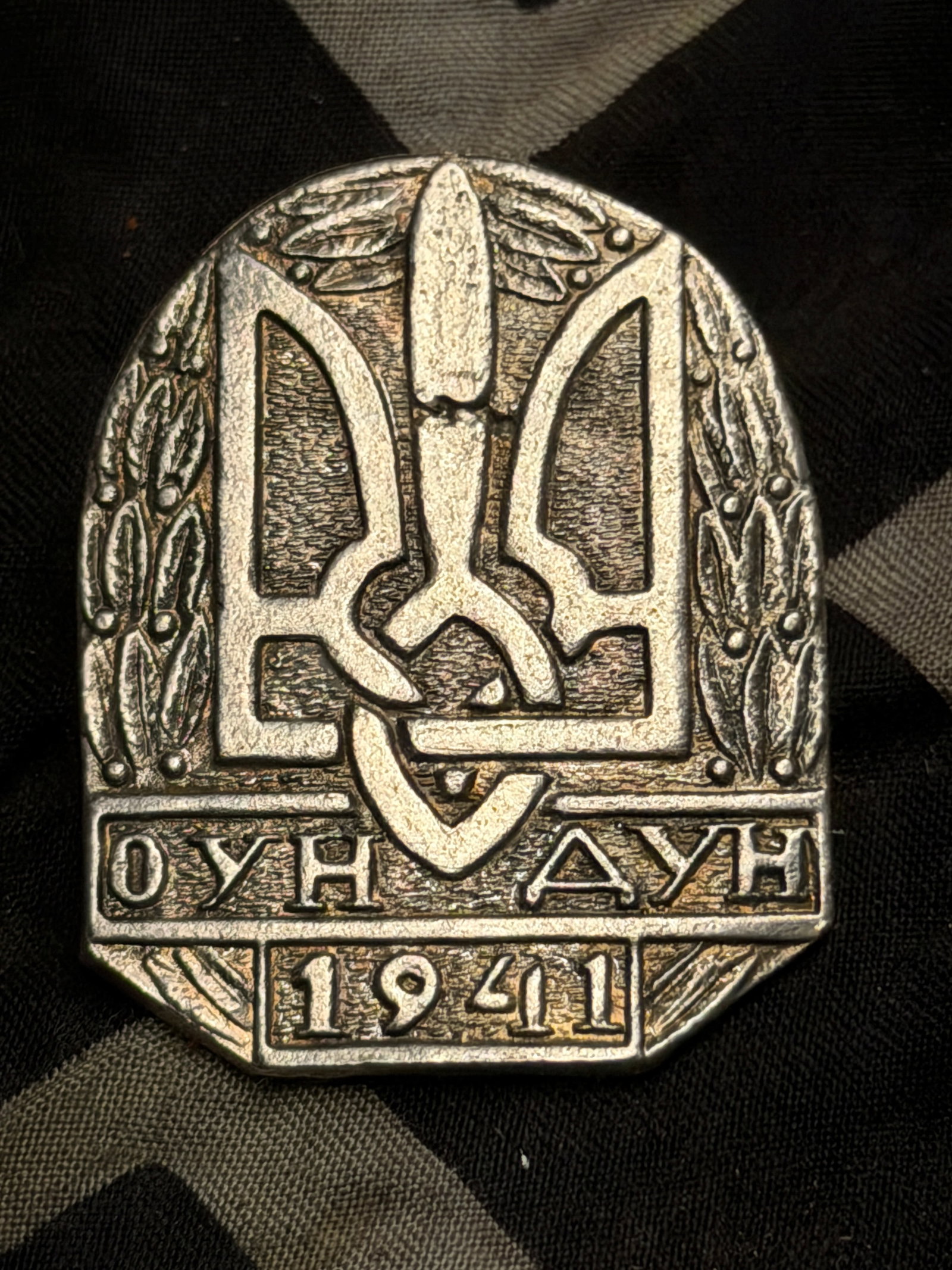 WW2 GERMAN UKRAINIAN SOLDIER BADGE - SCREW BACK: WW2 GERMAN UKRAINIAN SOLDIER BADGE - SCREW BACK. A RARE FIND. PLEASE VIEW ALL DETAILED PICTURES. A RARE EXAMPLE OF THE TIME PERIOD.