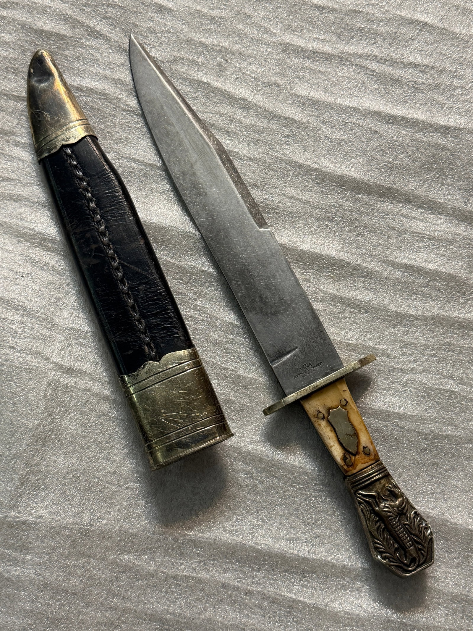 1800'S ALLIGATOR HORSE POMMEL BOWIE KNIFE W/SHEATH BY BROOKES AND CROOKES: 1800'S ALLIGATOR HORSE POMMEL BOWIE KNIFE W/SHEATH BY BROOKES AND CROOKES. This is a mid-19th century Sheffield Bowie knife, made by Brookes & Crookes, a well-known English cutlery firm established in