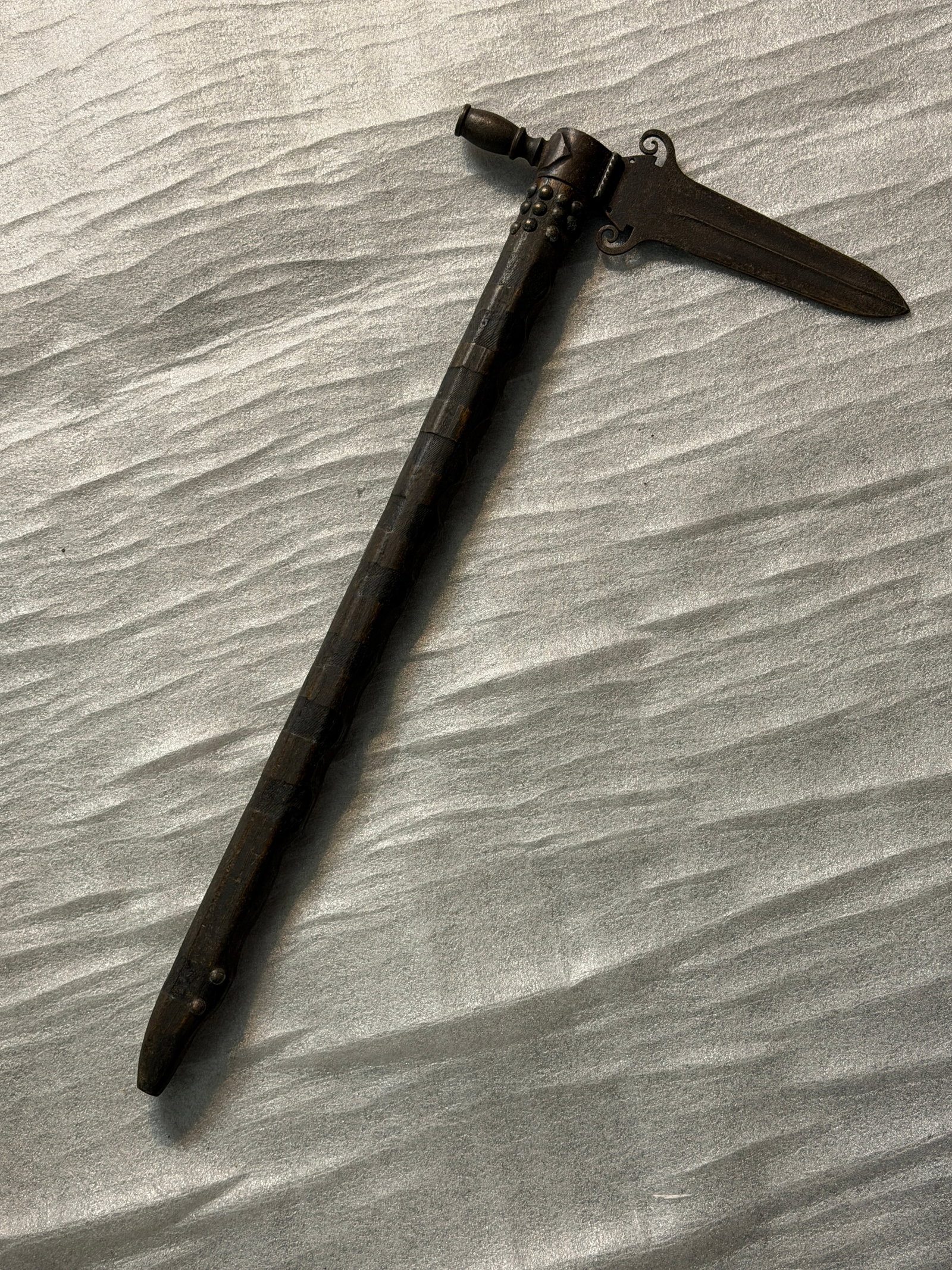 NATIVE AMERICAN COMANCHE INDIANS BUFFALO HEAD DOUBLE EDGED SPONTOON PIPE TOMAHAWK: NATIVE AMERICAN COMANCHE INDIANS BUFFALO HEAD DOUBLE EDGED SPONTOON PIPE TOMAHAWK. Exceptional and historically significant spontoon-style pipe tomahawk featuring distinctive double-edged blade design