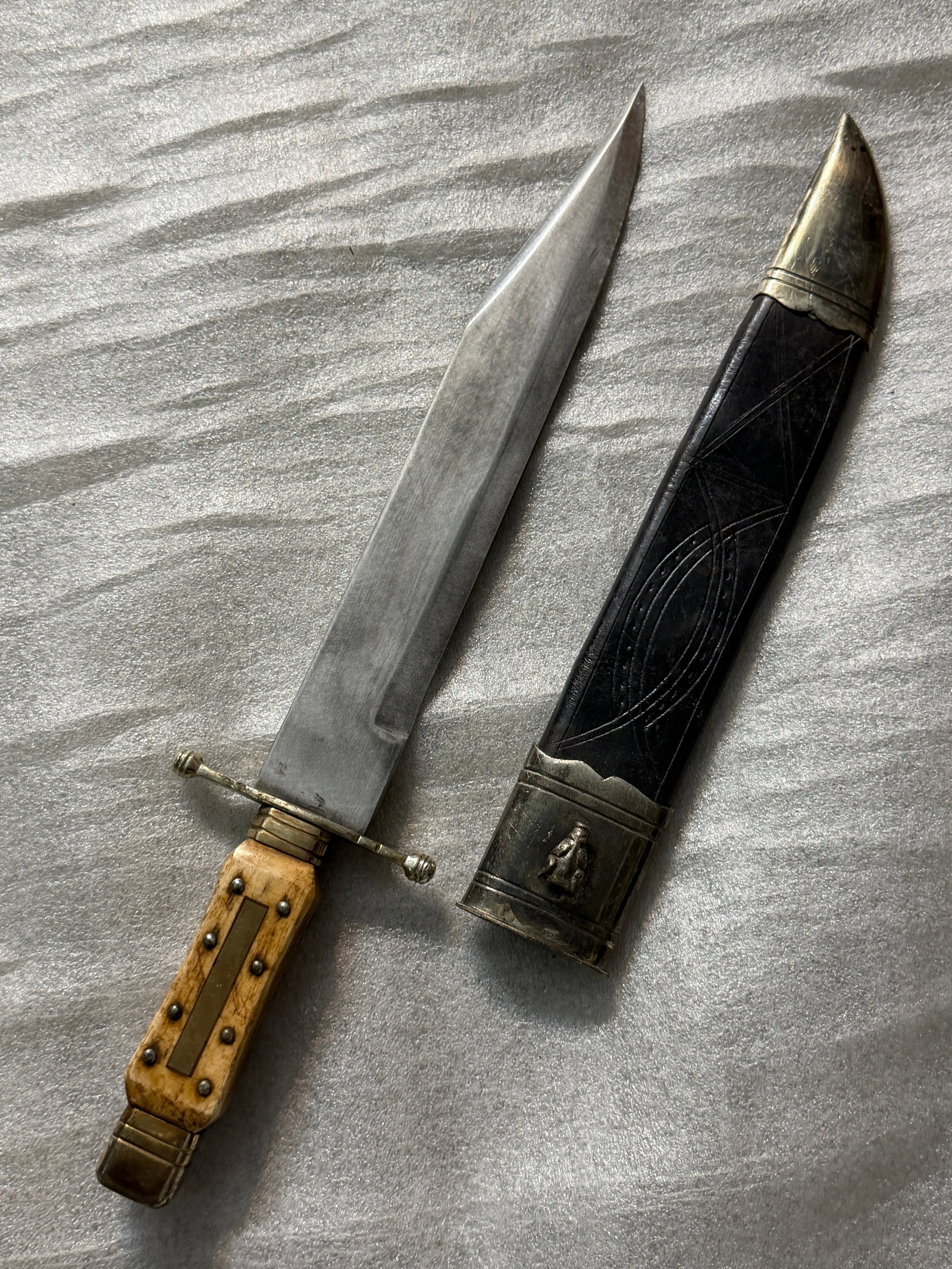 Rare 19th-Century Scottish Bowie Knife by Mackay & Chisholm, Edinburgh - Bone Handle with Brass: A fine and rare 19th-century Scottish Bowie-style hunting knife, crafted by the renowned Edinburgh cutlers Mackay & Chisholm. The knife features a hand-forged clip-point steel blade measuring approxim