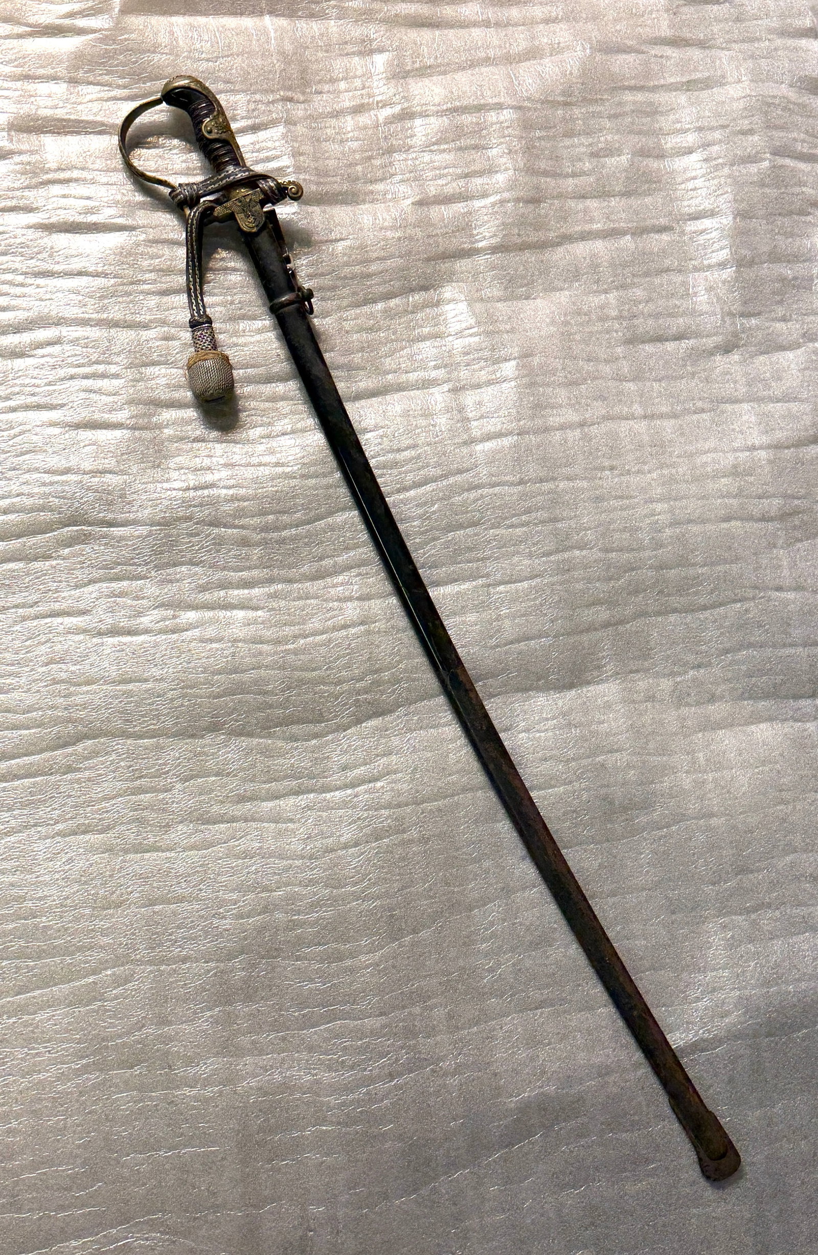WW2 German Officer’s Dress Saber (Wehrmacht, circa 1935–1945): This ceremonial sword, known as a Wehrmacht Officer’s Dress Saber (Heer Offizierssäbel), was carried by commissioned officers of the German Army during the era of the Third Reich. Distinguished by 