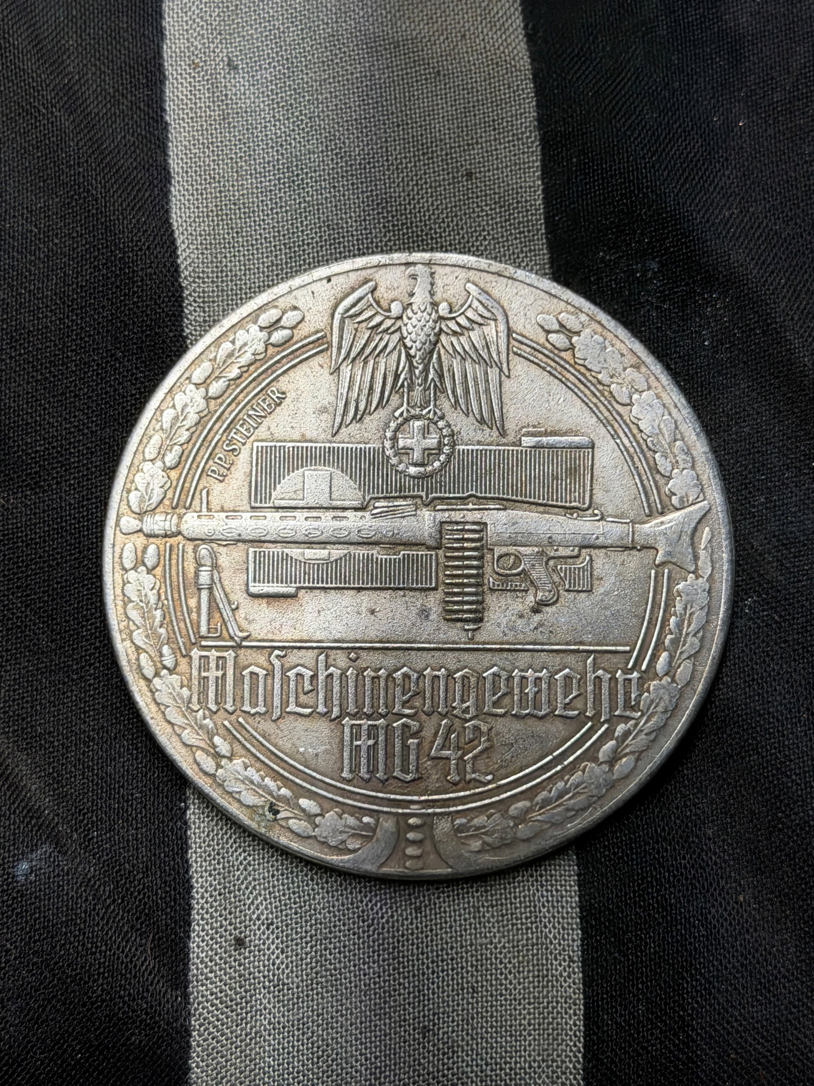 WW2 German Commemorative Silver Medal – Maschinengewehr MG 42, 2. Weltkrieg 1939–1945: WW2 German Commemorative Medal – Maschinengewehr MG 42, 2. Weltkrieg 1939–1945. This circular commemorative medal, approximately 2 inches (5 cm) in diameter, features on its obverse a detailed rel