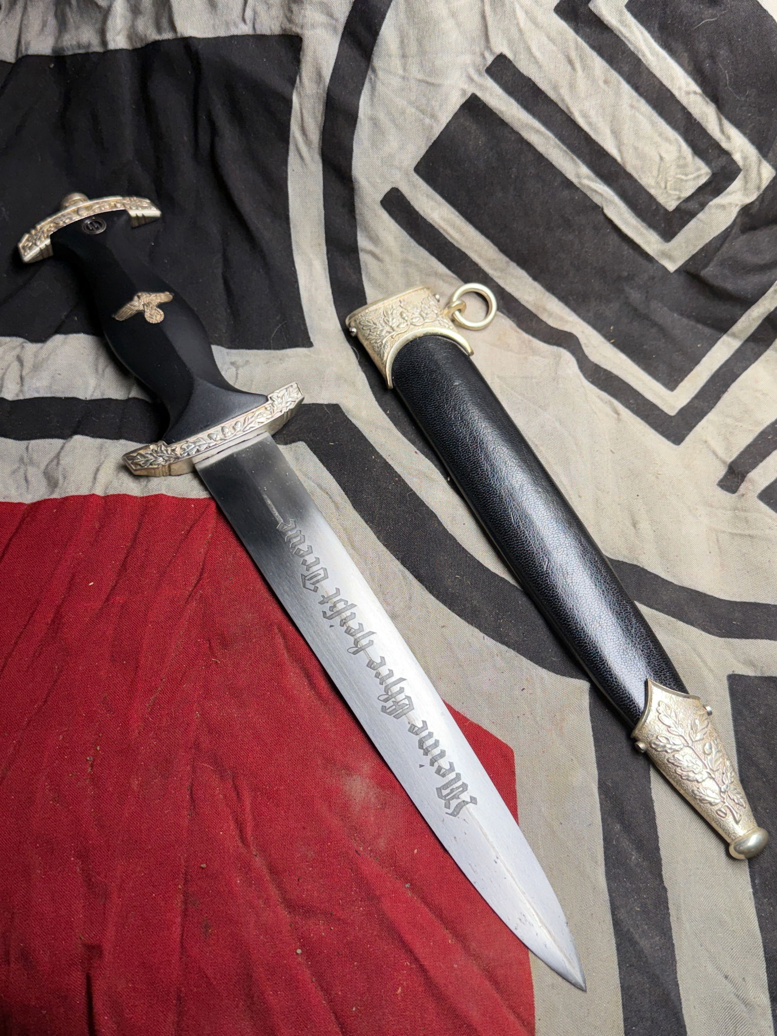 WW2 German SS Officer’s Dagger (Model 1936) Engraved Blade By Carl Eickhorn: WW2 German SS Officer’s Dagger (Model 1936) Engraved Blade By Carl Eickhorn. This ceremonial dagger represents one of the most recognizable edged weapons of the Third Reich, known as the SS Officer�