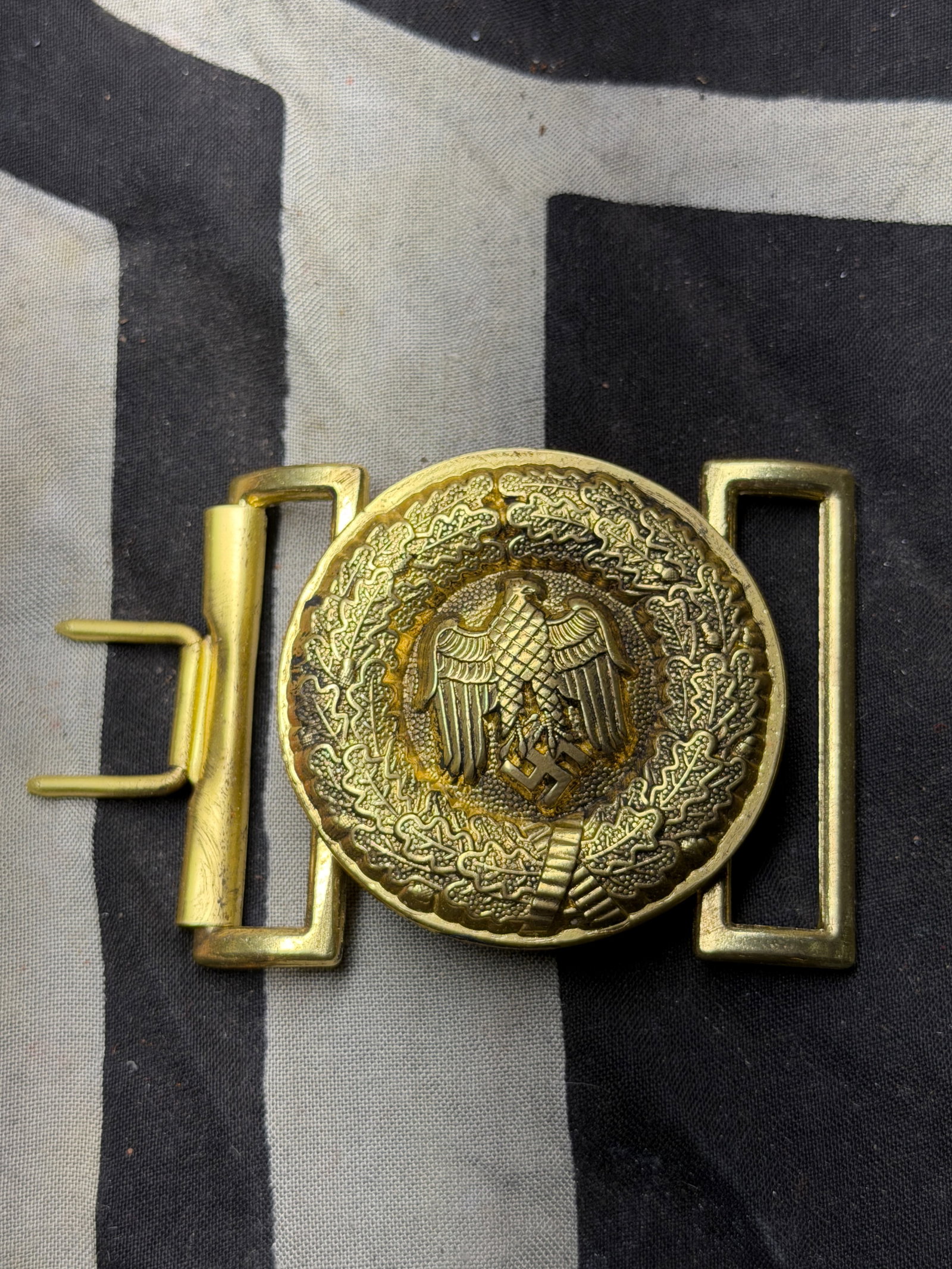 WW2 German Army Officer’s Belt Buckle (Wehrmacht Heer) — Germany, circa 1939–1945: WW2 German Army Officer’s Belt Buckle (Wehrmacht Heer) — Germany, circa 1939–1945. This gold-colored brass belt buckle, measuring approximately 2.5 inches (6.5 cm) across, features a high-relief
