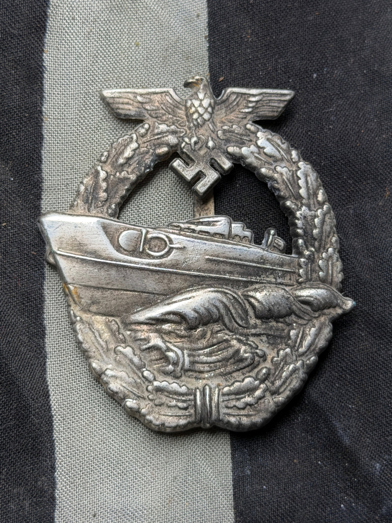 WW2 German Kriegsmarine E-Boat Badge and “Erinnerungen?? Memory Album By Schwerin & Sohn.: WW2 German Kriegsmarine E-Boat Badge and “Erinnerungen” Memory Album By Schwerin & Sohn. This set includes a Kriegsmarine (German Navy) E-Boat War Badge (Schnellboot-Kriegsabzeichen) and a lea