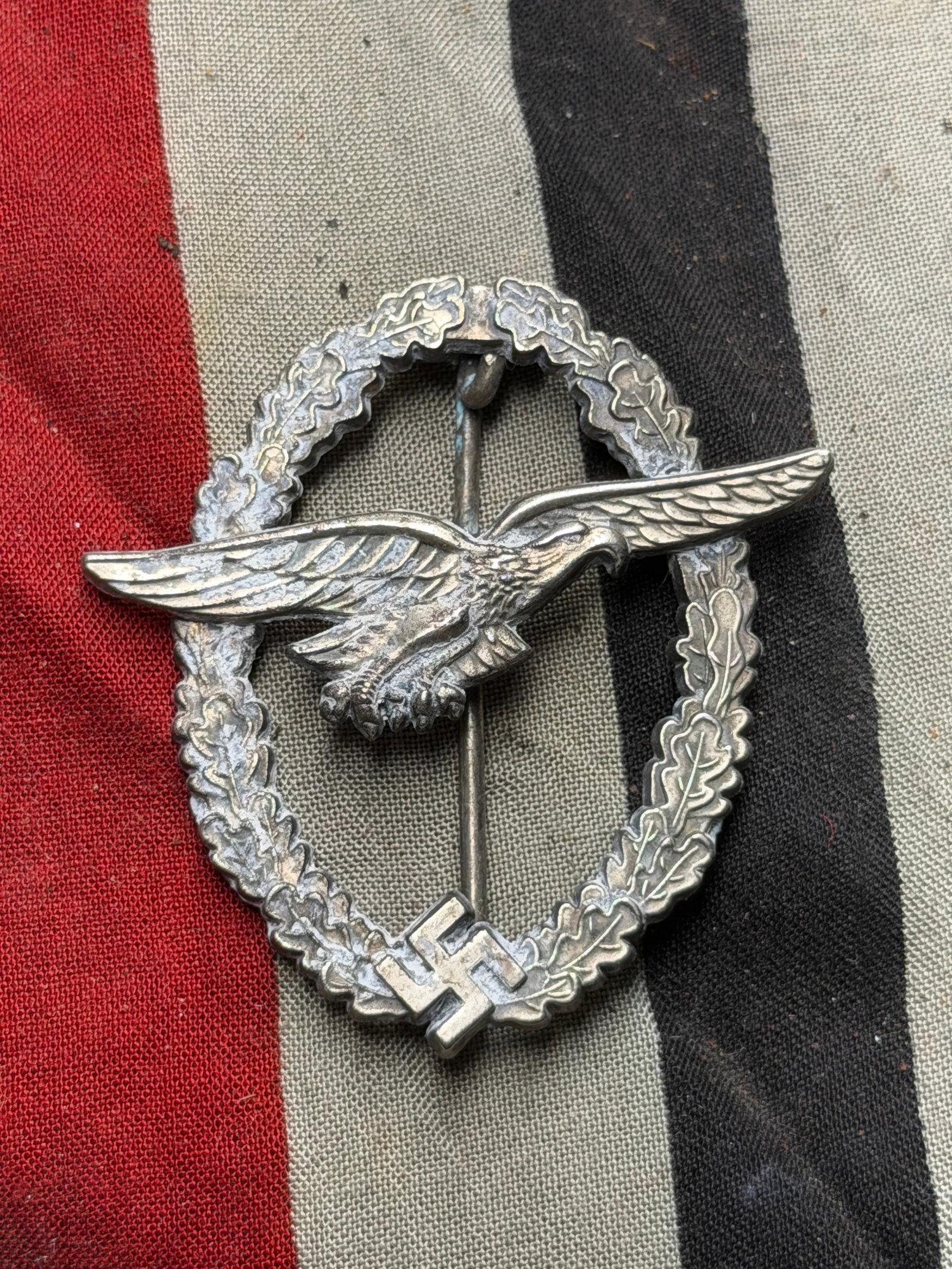 WW2 German Luftwaffe Pilot’s Badge (Flugzeugführerabzeichen) By CE JUNCKER BERLIN SW: WW2 German Luftwaffe Pilot’s Badge (Flugzeugführerabzeichen) By CE JUNCKER BERLIN SW. This Luftwaffe Pilot’s Badge (Flugzeugführerabzeichen) is an oval-shaped aluminum and zinc alloy badge measu