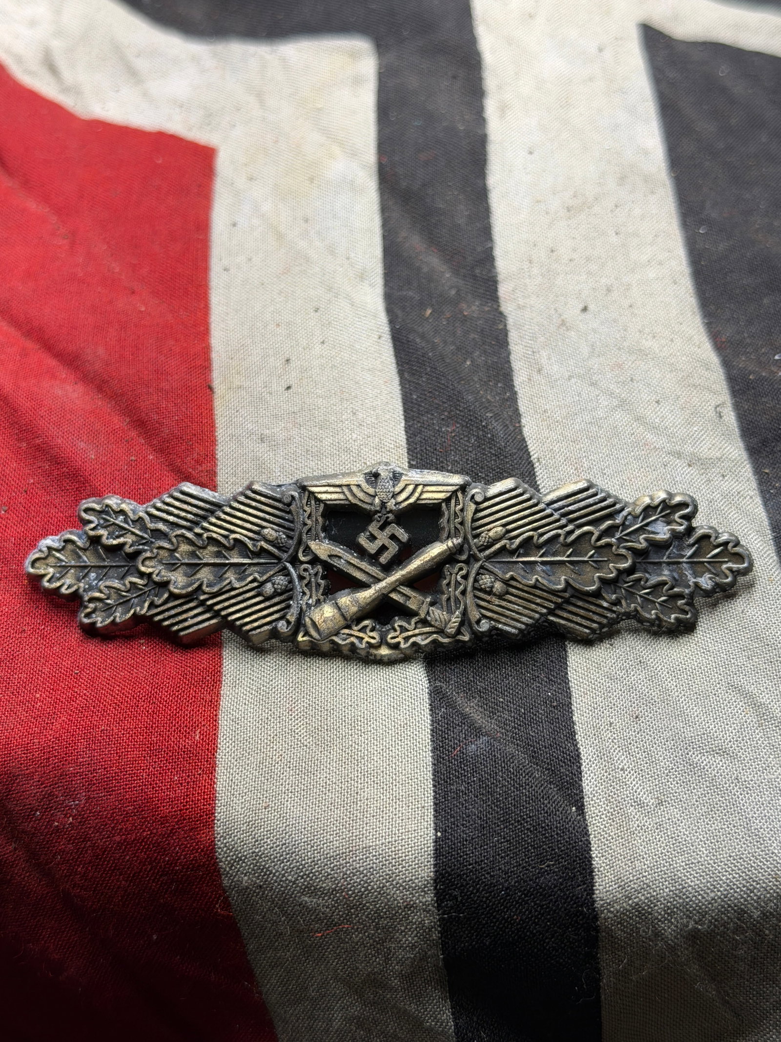 WW2 Close Combat Clasp (Nahkampfspange) Germany, ca. 1942–1945 Maker Marked: WW2 Close Combat Clasp (Nahkampfspange) Germany, ca. 1942–1945 Maker Marked. This Close Combat Clasp (Nahkampfspange) is a die-cast zinc badge measuring approximately 3.75 inches (9.5 cm) in width. 