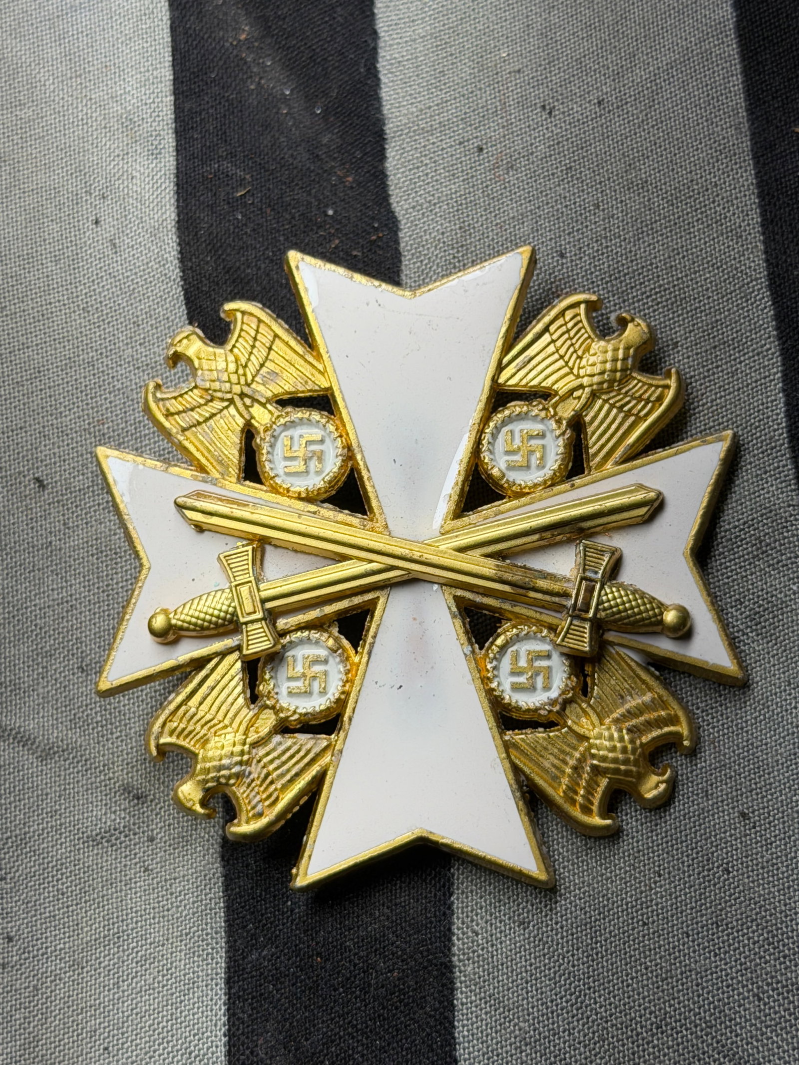 WW2 German Cross in Gold (Deutsches Kreuz in Gold) By Klein & Quenzer, Idar-Oberstein: WW2 German Cross in Gold (Deutsches Kreuz in Gold) By Klein & Quenzer, Idar-Oberstein. This decoration is the German Cross in Gold (Deutsches Kreuz in Gold), one of Nazi Germany’s highest military a