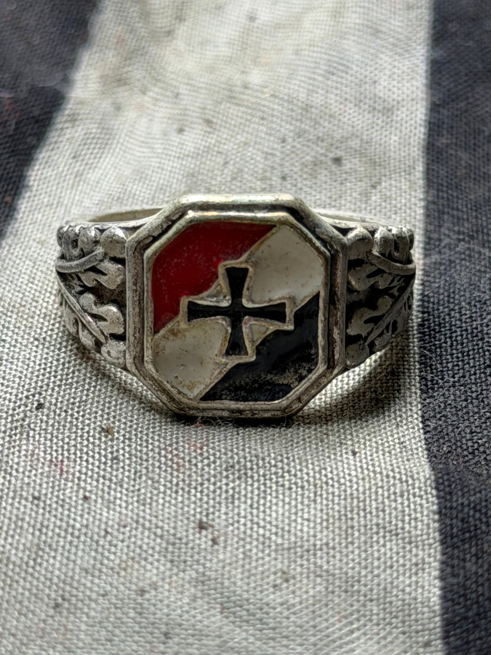 WW2 German Iron Cross Veteran’s Ring German Commemorative In 835 Silver: WW2 German Iron Cross Veteran’s Ring German Commemorative In 835 Silver. This silver veteran’s ring, hallmarked “835” for silver purity, features an Iron Cross set against a red, white, an
