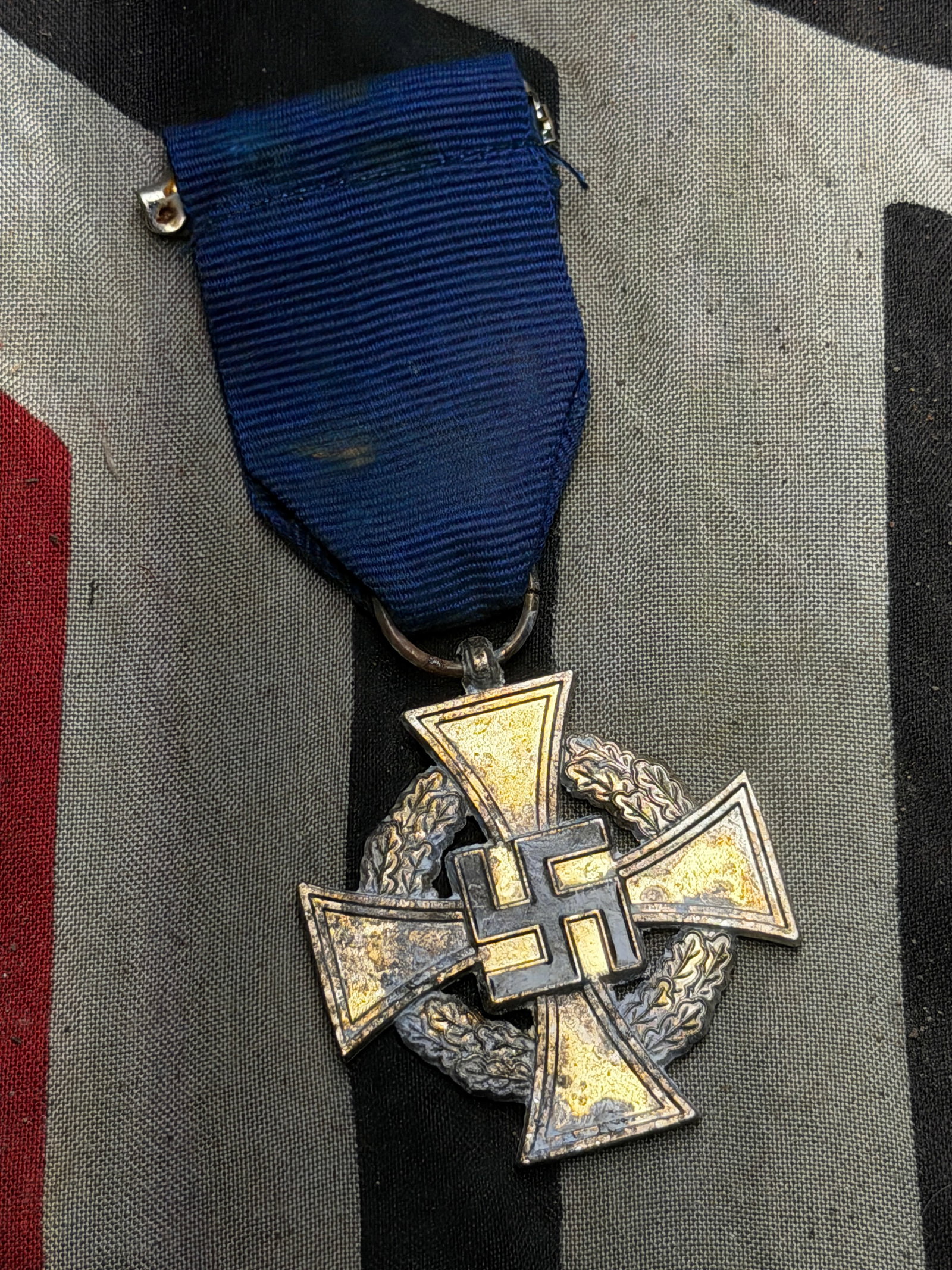 WW2 German Faithful Service Medal (Treudienst-Ehrenzeichen) – 2nd Class, 25 Years of Civil Service: This medal is a Faithful Service Medal (Treudienst-Ehrenzeichen) awarded during Nazi Germany to recognize long-term service by civil employees of the state or public sector. The medal seen here is the