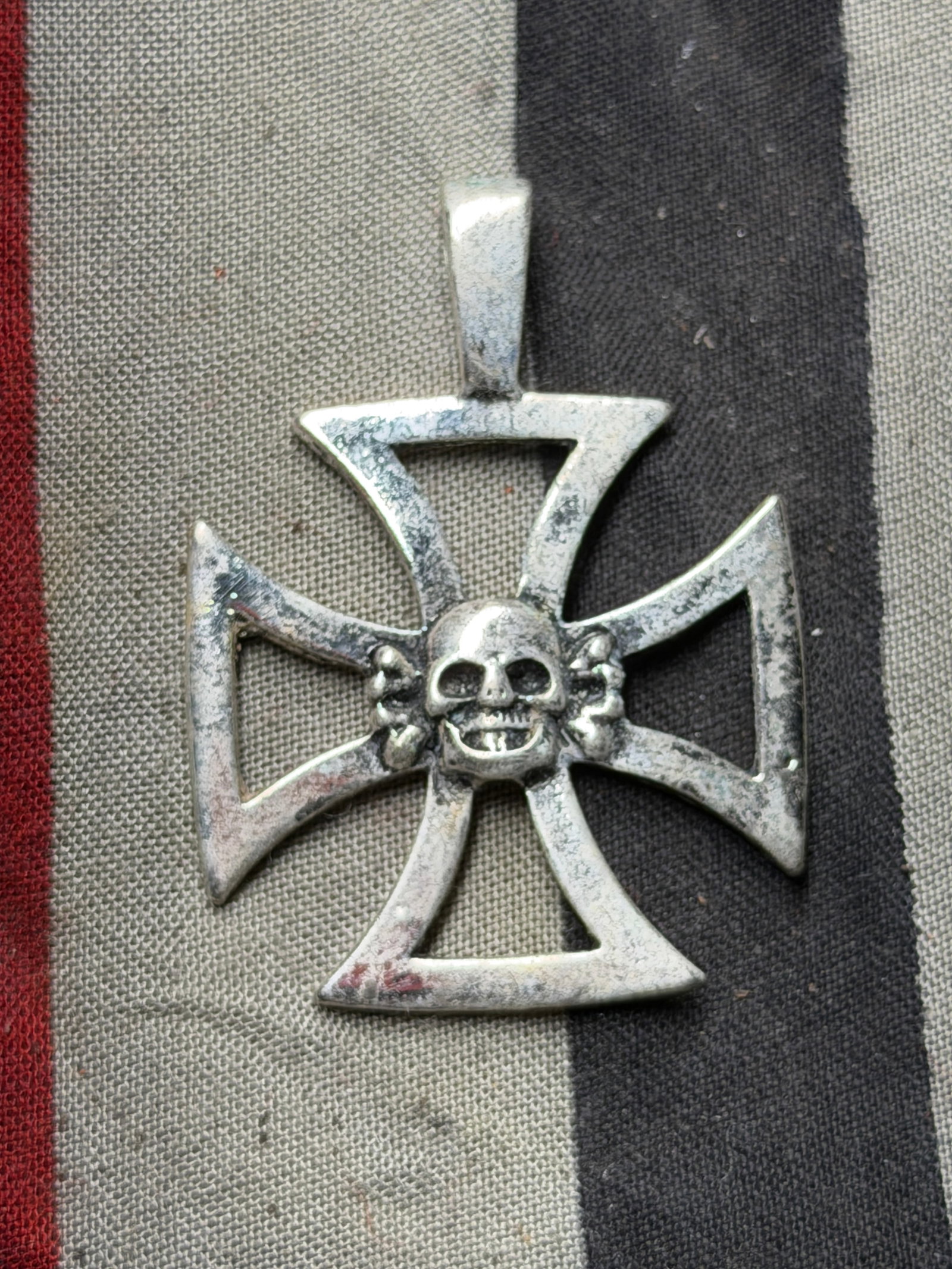 WW2 GERMAN TOTENKOPF SS STERLING SILVER PENDANT: WW2 GERMAN TOTENKOPF SS STERLING SILVER PENDANT. A RARE FIND. SHOWS GOOD WEAR AND USE WITH A BEUATIFUL OVERALL PATINA. PLEASE VIEW ALL DETAILED PICTURES. A SCARCE EXAMPLE.