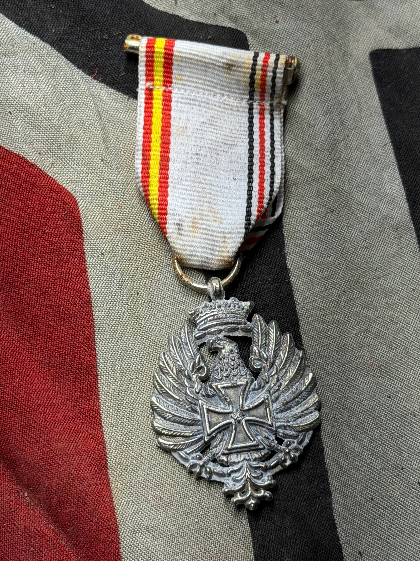 WW2 German Commemorative Medal – Eastern Campaign (“Russia 1941??): This is a silvered metal commemorative medal featuring an eagle with outstretched wings, a crown, and a cross at the center. The reverse depicts a cathedral-style building above the inscription “Rus
