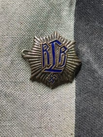 WW2 German Reichsluftschutzbund (RLB) Member Badge — “Maurich Dresden?? Maker Mark