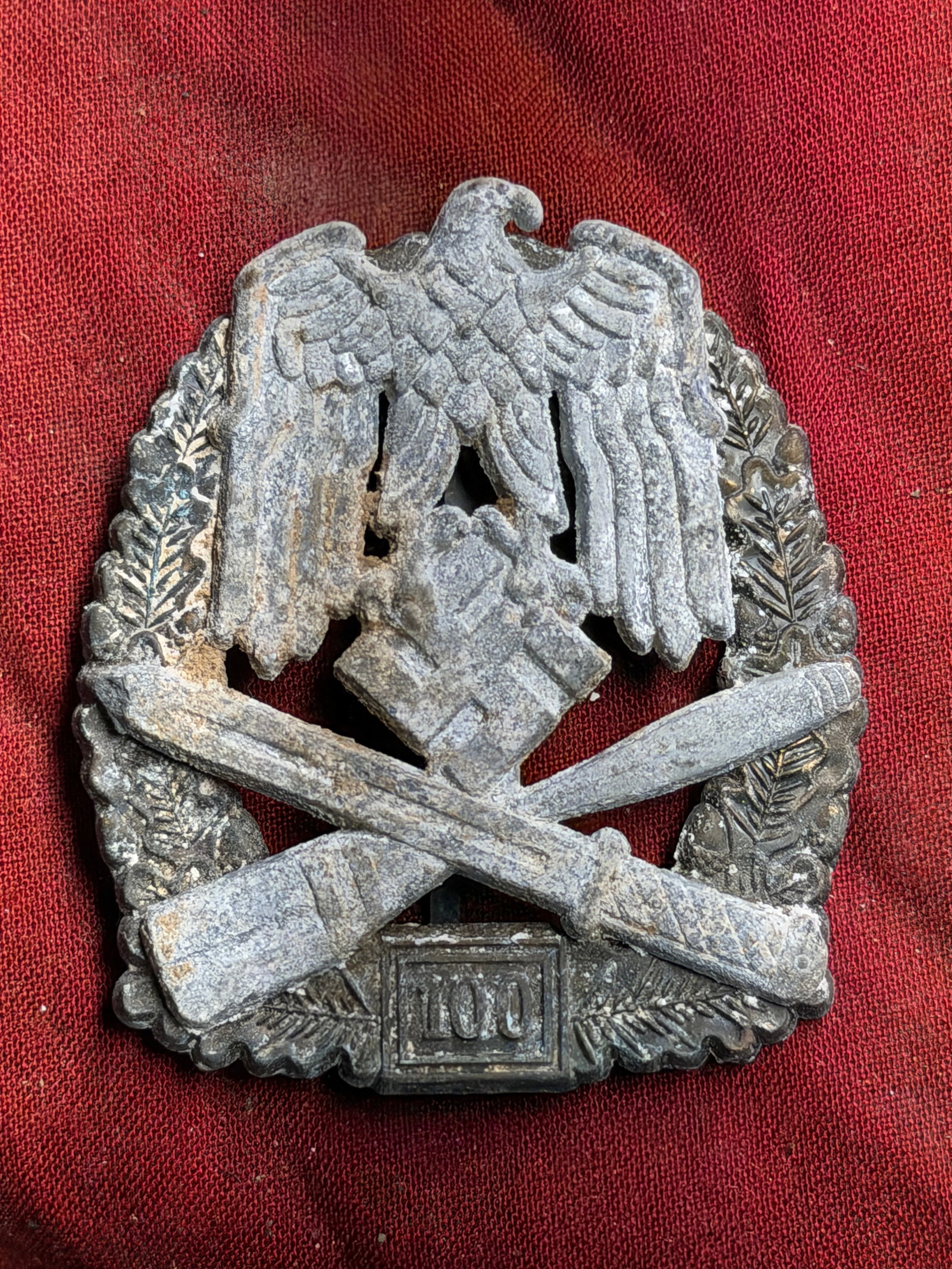WWII German Infantry Assault Badge in Silver – “100 Engagements?? Variant, JFS Maker Mark: WWII-era German Infantry Assault Badge in Silver, featuring the rare “100 engagements” bar at the base, signifying a high-level combat distinction awarded for sustained frontline action. The b