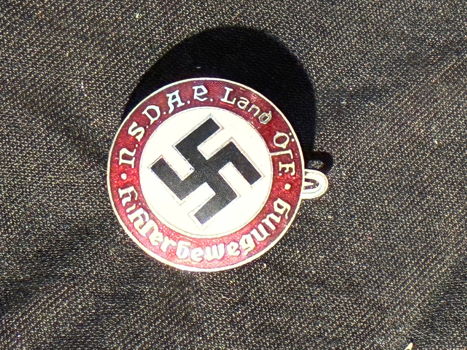 WW2 German Badge of the NSDAP Children’s Movement (Künderbewegung), Austria By Ges. Gesch.: This small circular badge belonged to the NSDAP Künderbewegung, a lesser-known children’s organization operating in Nazi-controlled Austria. Produced in enamel and metal, the badge displays the mov