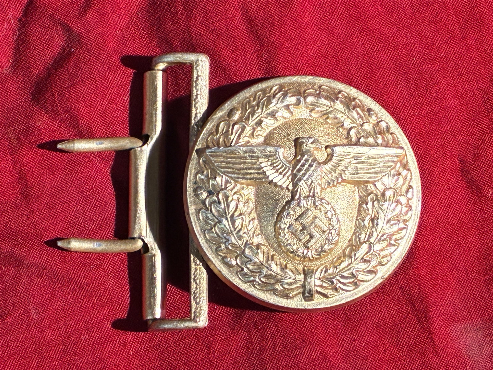 WW2 German NSDAP Political Leader’s Belt Buckle (RZM M4/24 Manufacturer Mark): This circular alloy belt buckle was issued to political leaders of the National Socialist German Workers’ Party (NSDAP) during the era of the Third Reich (1933–1945). The front prominently display