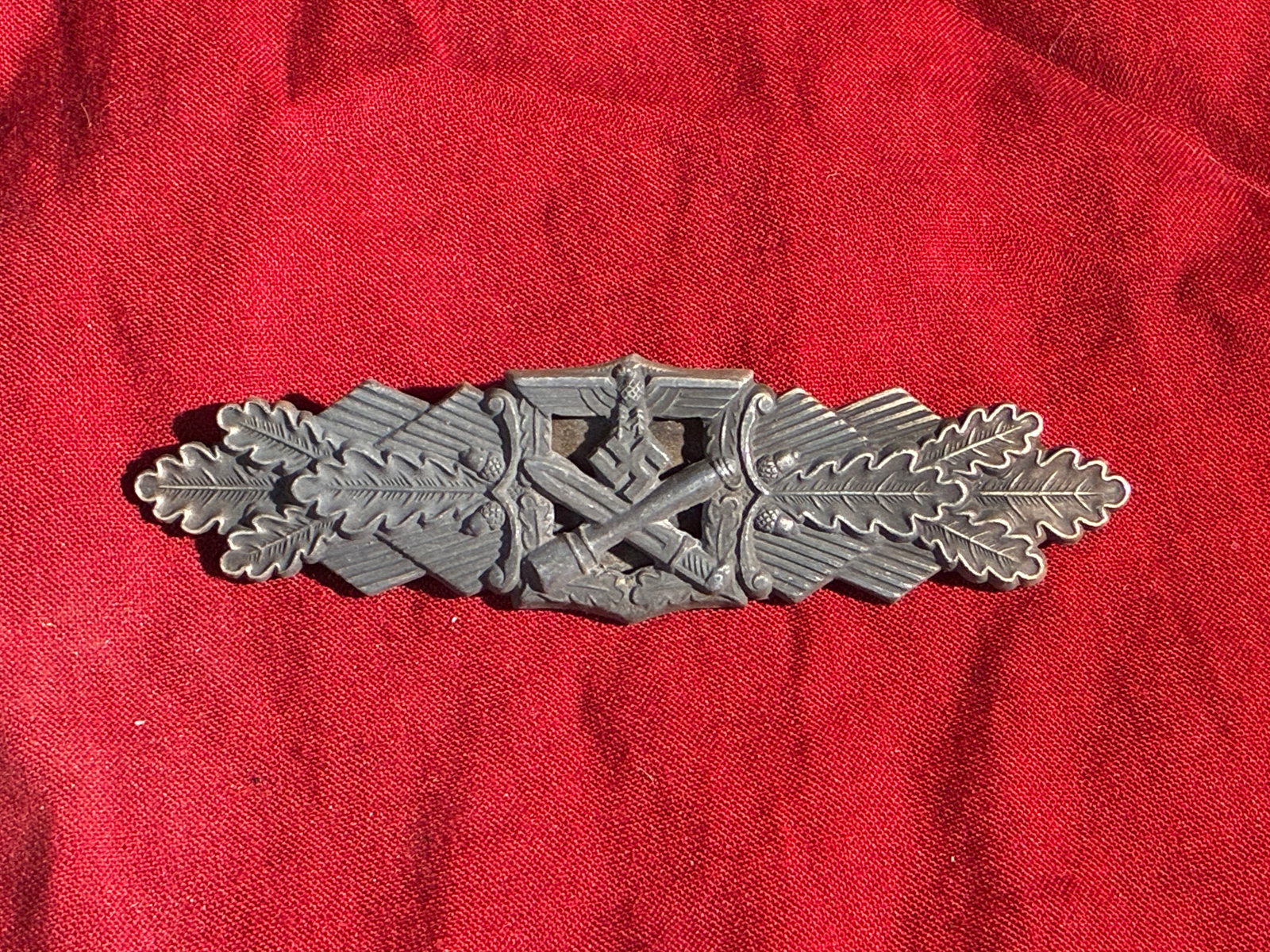 WW2 German Close Combat Clasp (Nahkampfspange) – Bronze Grade, c. 1942–1945: This Bronze Close Combat Clasp was awarded by Nazi Germany during the Second World War to soldiers of the Wehrmacht, Waffen-SS, and other combat units who engaged in sustained hand-to-hand or very clo