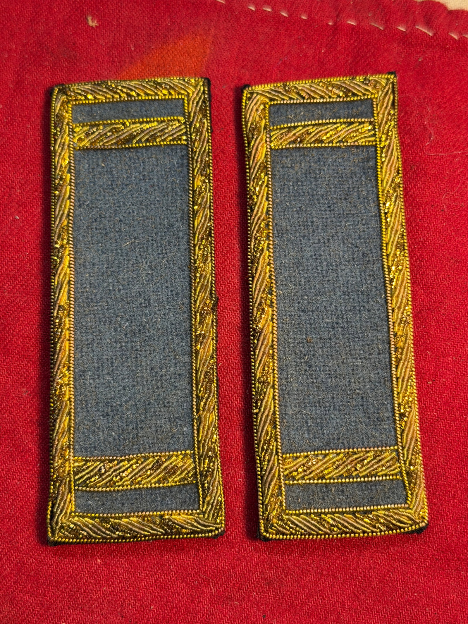 Civil War Union Infantry 1st Lieutenant Officer’s Shoulder Straps (Pair): This matched pair of Union officer’s shoulder straps dates to the American Civil War (1861–1865) and represents the rank of 1st Lieutenant in the Infantry. Worn on the frock coat or sack coat of a