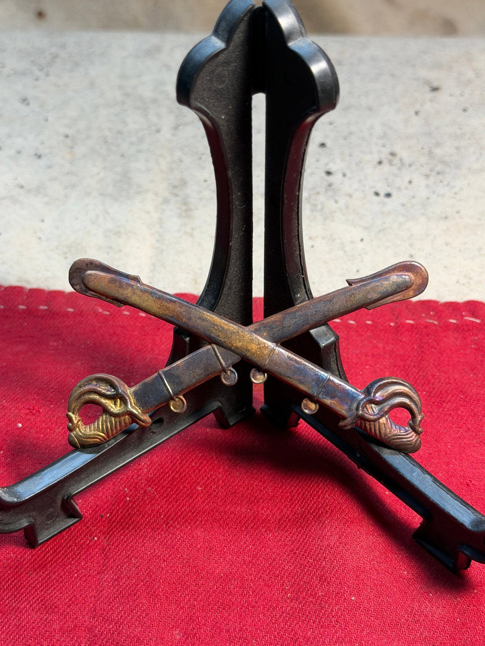 Civil War U.S. Cavalry Insignia – Crossed Sabers (Circa 1860s): This finely crafted crossed-saber insignia represents the iconic branch emblem of the United States Cavalry during the American Civil War. Cast in brass with detailed saber hilts featuring stylized ea