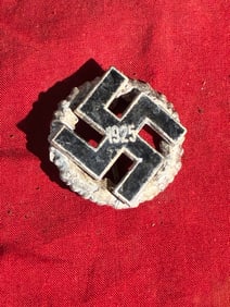 WW2 German NSDAP Commemorative Badge – ‘1925’ (Maker: R. Wächtler & Lange, Mittweida)