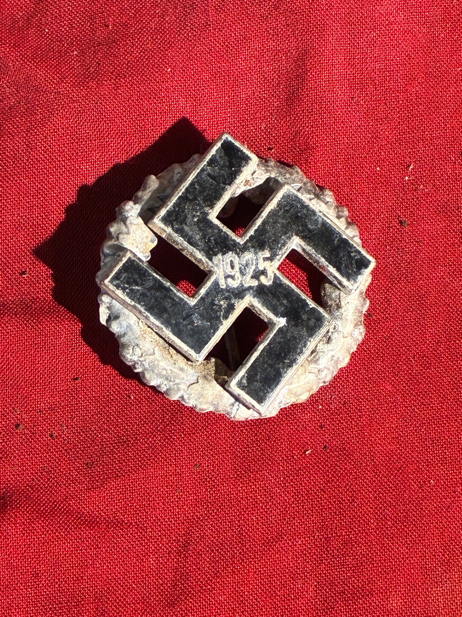 WW2 German NSDAP Commemorative Badge – ‘1925’ (Maker: R. Wächtler & Lange, Mittweida): This badge, bearing a swastika and the date 1925, is a commemorative piece produced for members of the National Socialist German Workers' Party (NSDAP). The year 1925 marks the re-founding of the Nazi
