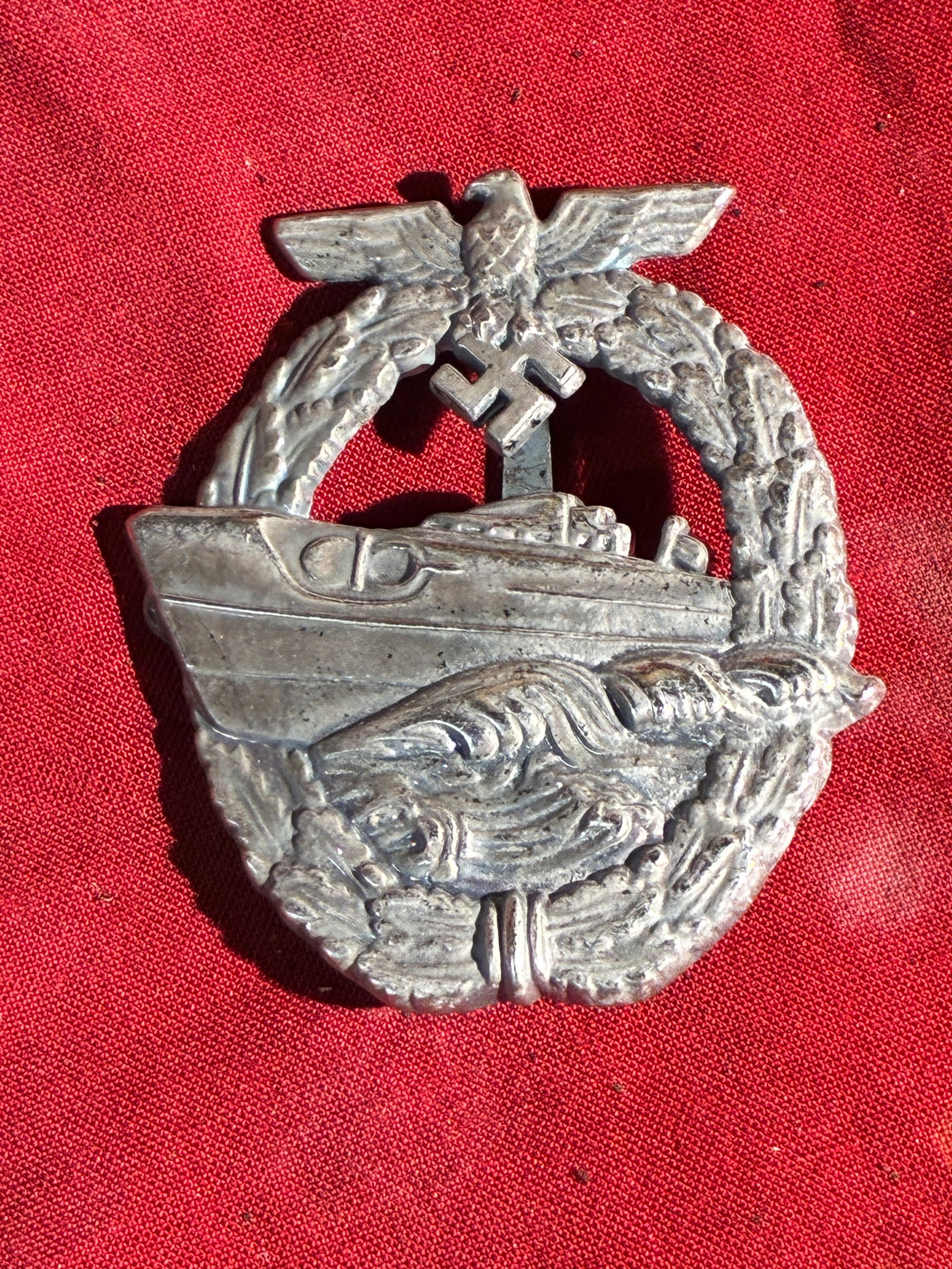 WW2 German Kriegsmarine E-Boat War Badge (Schnellboot-Kriegsabzeichen), c. 1941–1945: This badge is an original Kriegsmarine E-Boat War Badge, awarded by Nazi Germany beginning in May 1941 to recognize distinguished service aboard Schnellboote—high-speed torpedo boats used extensivel