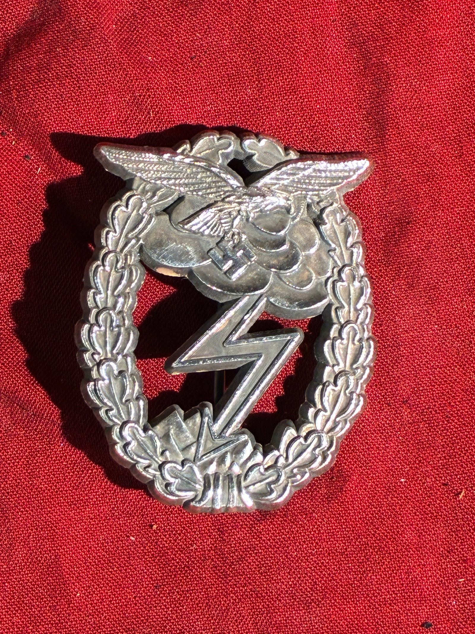 WW2 German Luftwaffe Ground Assault Badge (Erdkampfabzeichen), c. 1942–1945 By Ges. Gesch.: WW2 German Luftwaffe Ground Assault Badge (Erdkampfabzeichen), c. 1942–1945 By Ges. Gesch. This badge is an original example of the Erdkampfabzeichen der Luftwaffe (Luftwaffe Ground Assault Badge), 