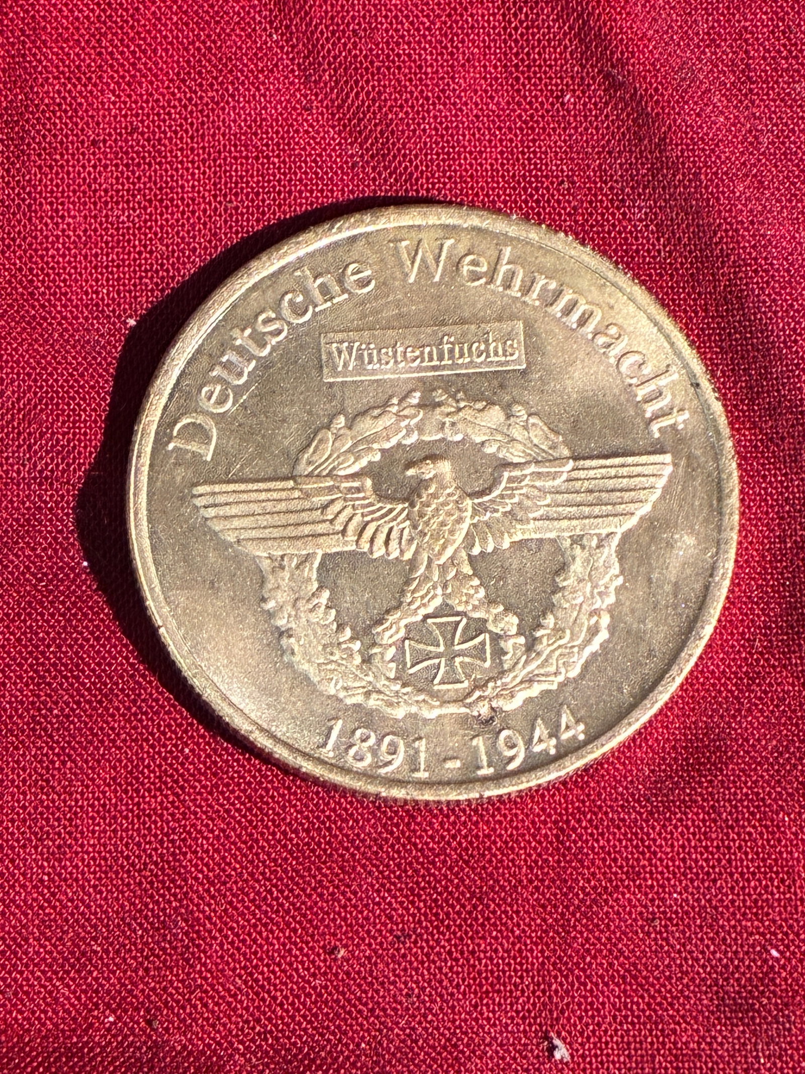 WW2 German Commemorative Gold Coin Depicting Erwin Rommel (“Wüstenfuchs??): This privately manufactured commemorative coin features imagery associated with the German Wehrmacht and portrays Generalfeldmarschall Erwin Rommel (1891–1944), a prominent commander during the Seco