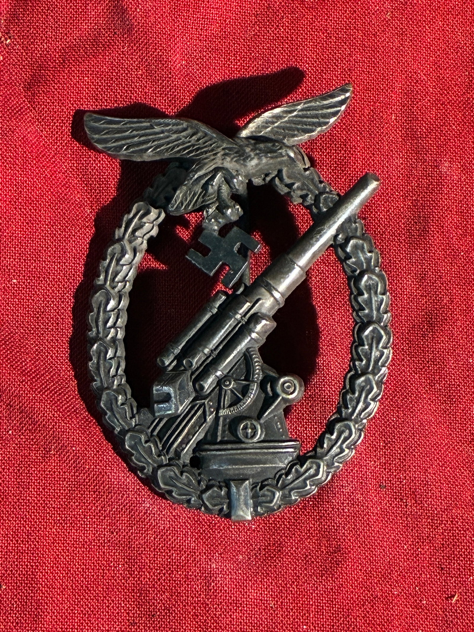 WW2 German Luftwaffe Anti-Aircraft War Badge (Flak-Kampfabzeichen), ca. 1941–1945 By Brehmer,: This badge is an example of the Luftwaffe Anti-Aircraft War Badge, instituted in 1941 by the German Air Force during the Second World War. It was awarded to crews of anti-aircraft units who demonstrat