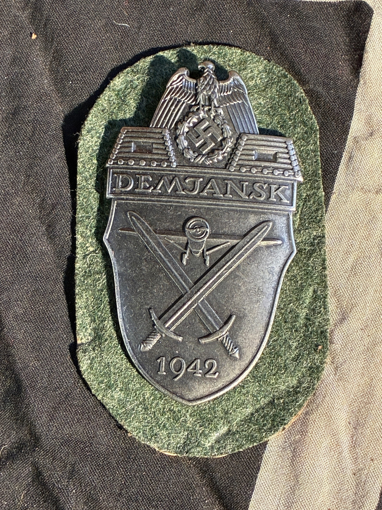 WW2 Demjansk Shield (Demjanskschild), 1942 – German Combat Decoration: This artifact is an original Demjansk Shield (Demjanskschild), a German military campaign badge instituted in 1942 and awarded to Wehrmacht personnel who participated in the defense and breakout of th