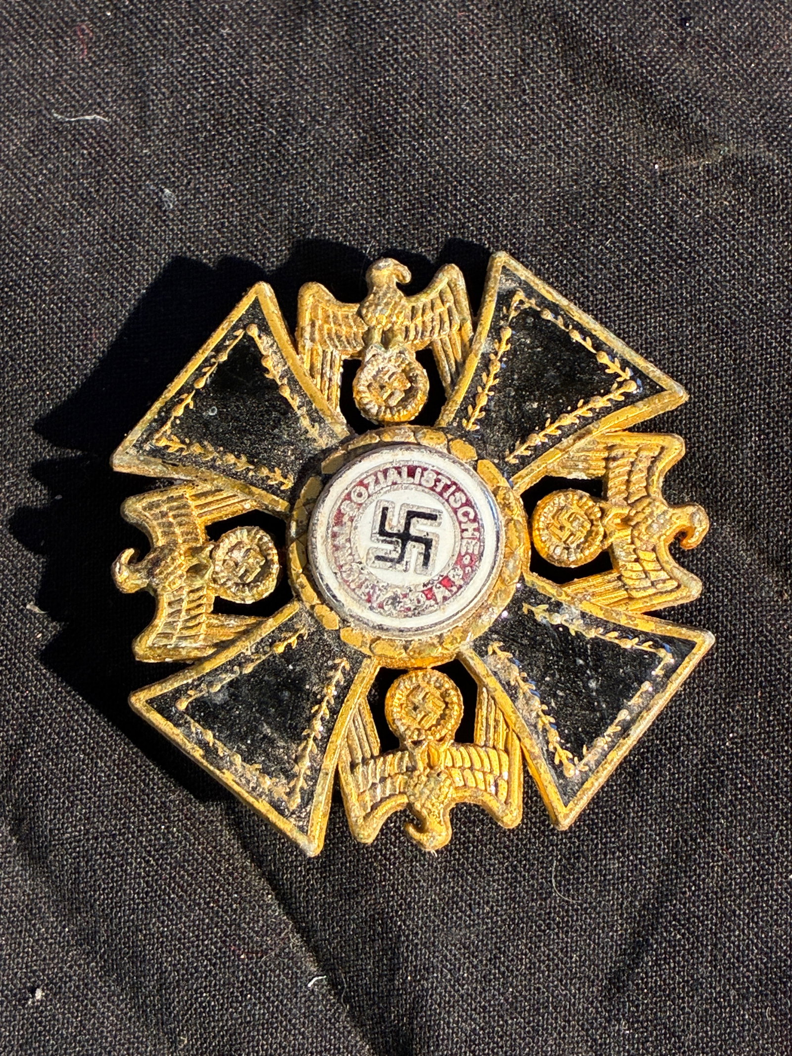 WW2 German Social Welfare Decoration (Deutsches Sozialehrenzeichen), 1930s–1940s Marked Munchen 9: This object is a badge modeled after the German Social Welfare Decoration (Deutsches Sozialehrenzeichen), an award issued in Nazi Germany beginning in 1939. The decoration was intended to recognize se
