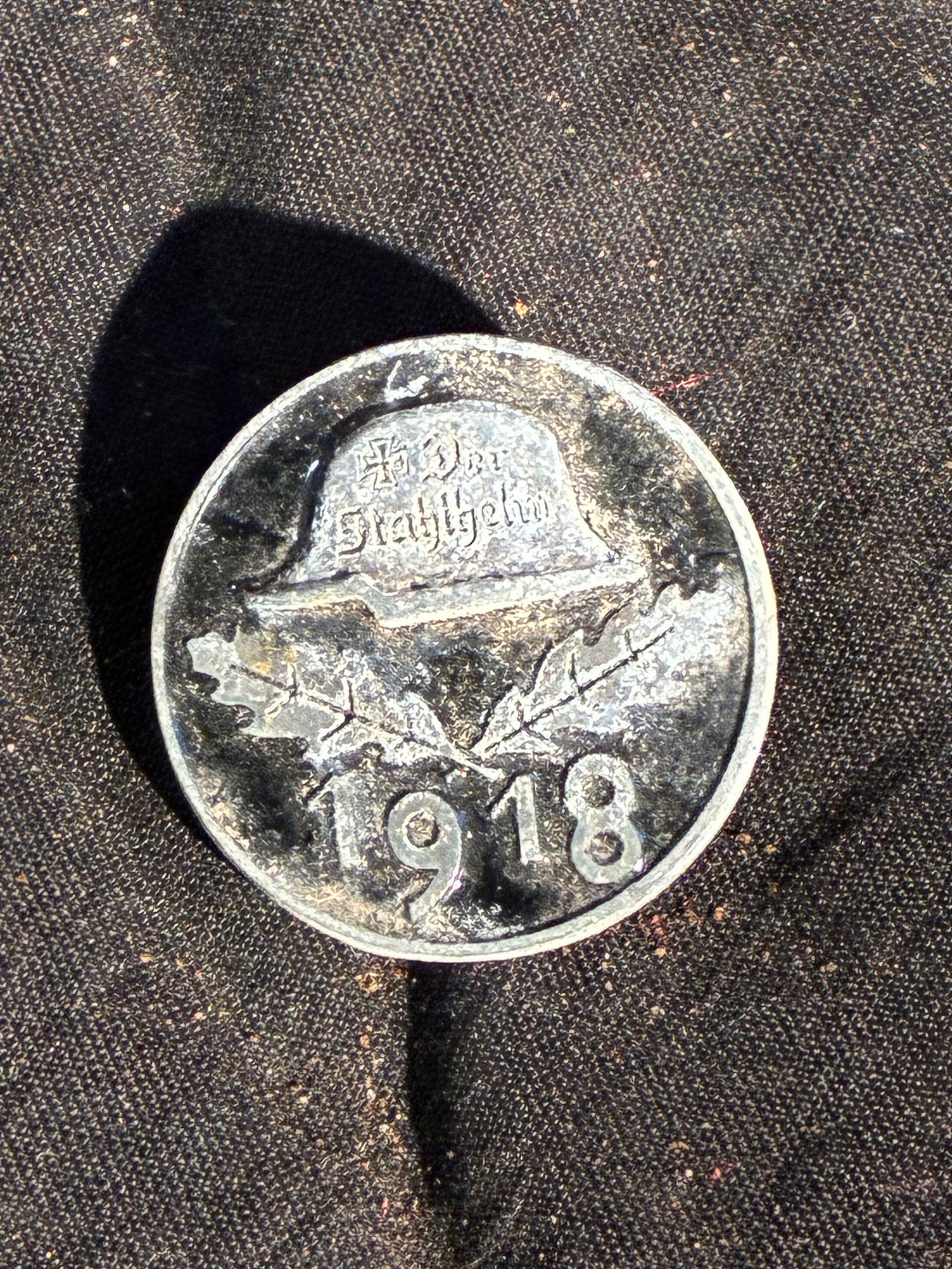 WW1 German 1918 “Der Stahlhelm?? Commemorative Membership Badge: This circular badge, dated 1918, is associated with Der Stahlhelm, Bund der Frontsoldaten, a German veterans’ organization formed after World War I. The obverse features a stylized steel helmet abov
