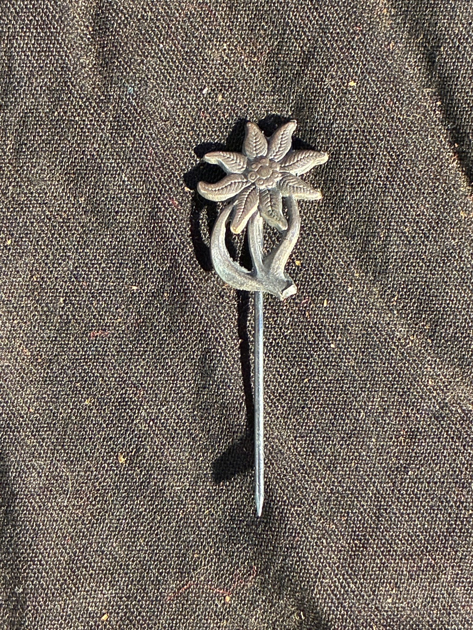 WW2 German Edelweiß Mountain Troop Stickpin (Original Period, ca. 1930s–1940s): This small metal stickpin features an Edelweiß flower—an enduring symbol of German and Austrian alpine troops. The Edelweiß emblem was traditionally worn by Gebirgsjäger (mountain infantry), elit