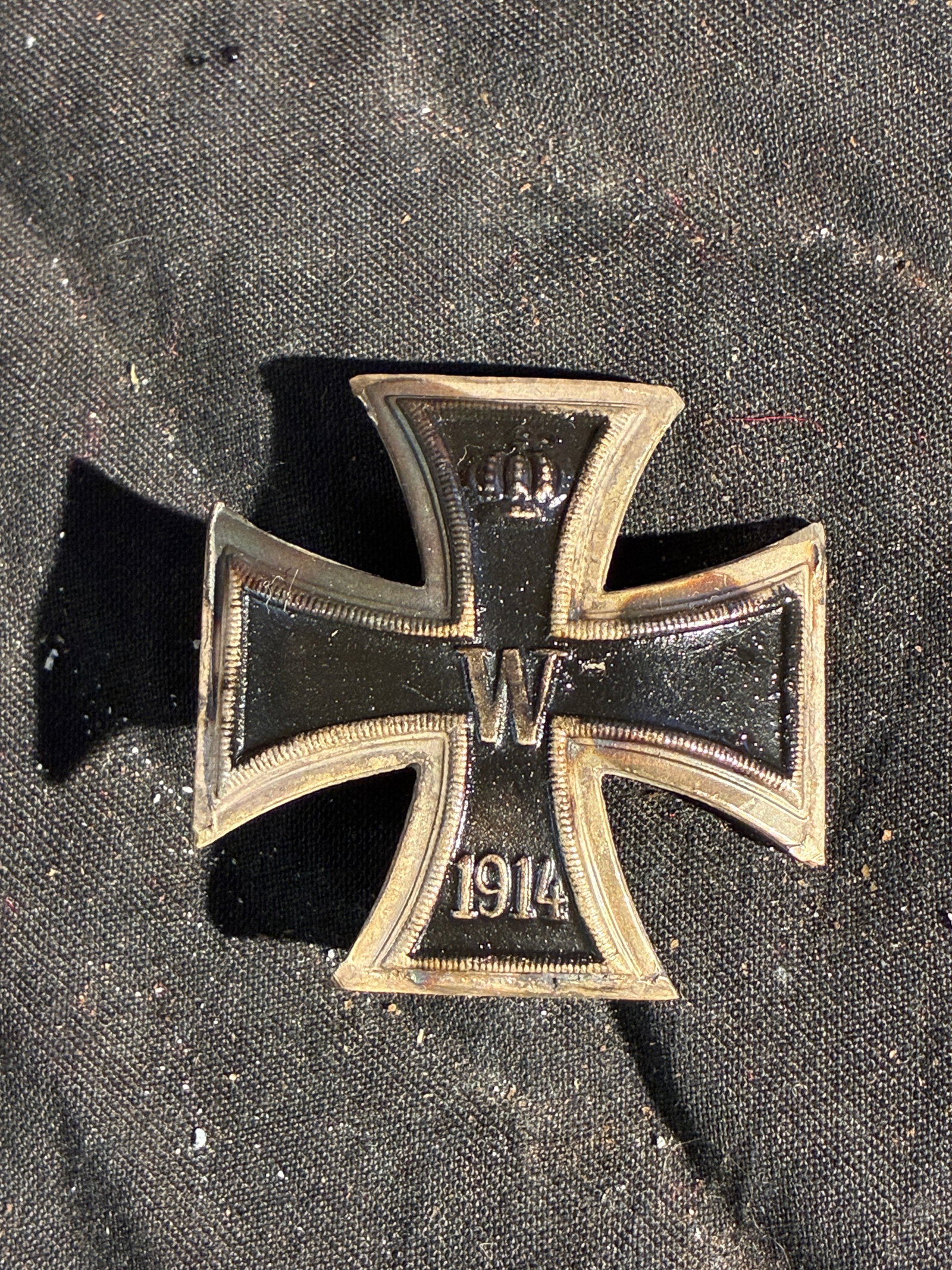 WW1 German Iron Cross, 1st Class – 1914 Issue: This Iron Cross, 1st Class, is an original example of the German military decoration instituted in 1914 at the outset of the First World War. The obverse features the crowned monogram “W” for 