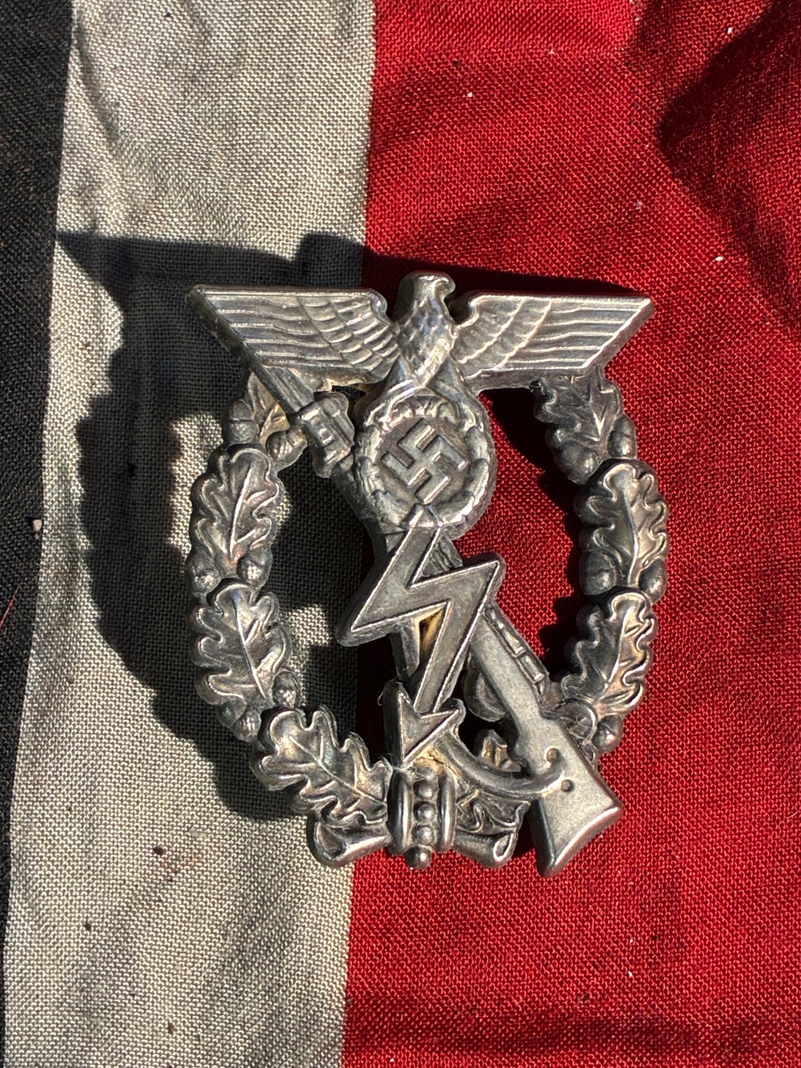 WWII German Luftwaffe Ground Assault Badge (Erdkampfabzeichen der Luftwaffe): Luftwaffe Ground Assault Badge, introduced in 1942, was awarded to German Air Force ground troops who participated directly in frontline combat during the Second World War. The design features a natio