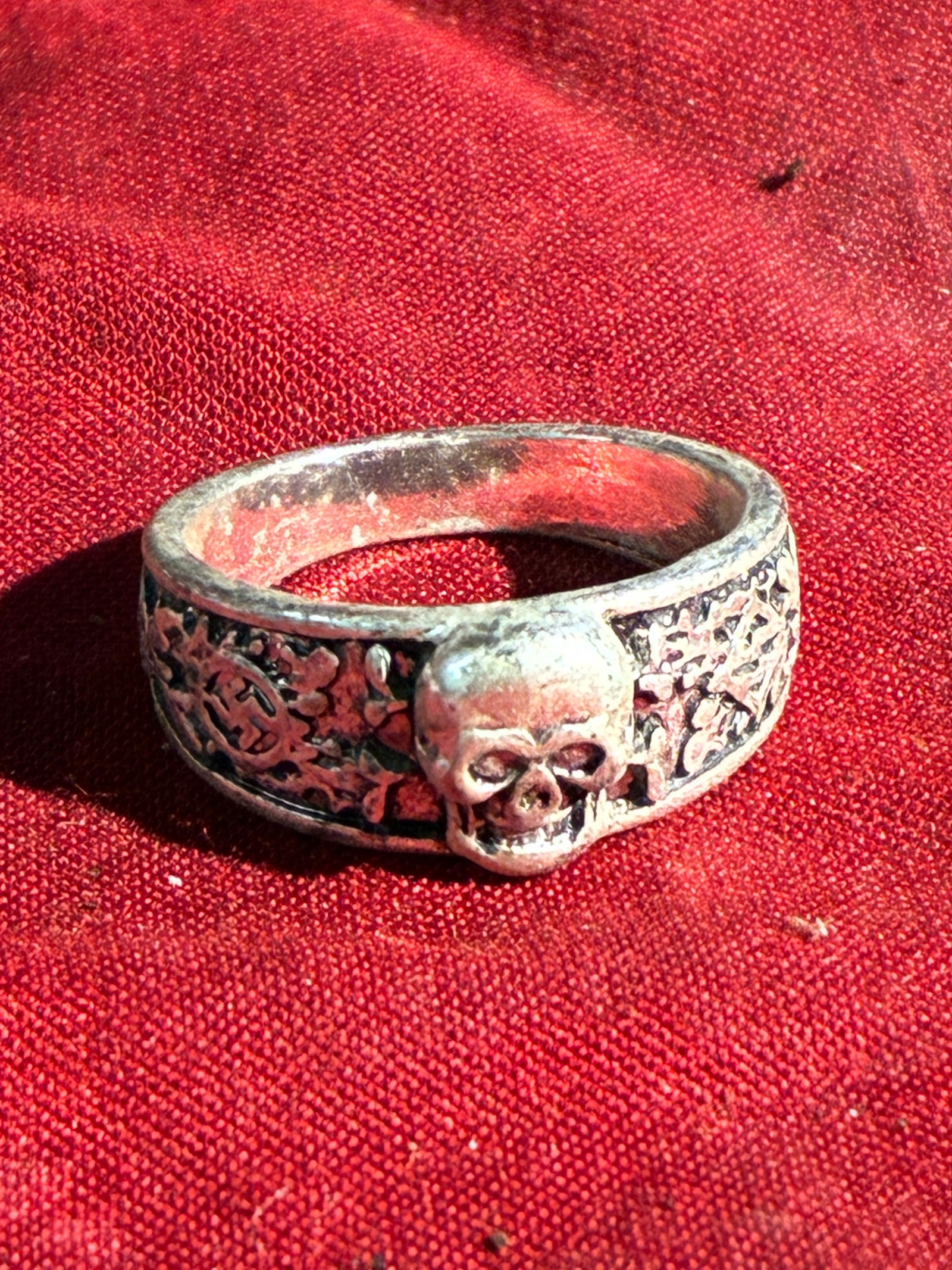 RARE WW2 GERMAN TOTENKOPF SS SILVER SKULL RING: RARE WW2 GERMAN TOTENKOPF SS SILVER SKULL RING. A RARE FIND. SHOWS GOOD WEAR AND USE WITH A BEAUTIFUL OVERALL PATINA. PLEASE VIEW ALL DETAILED PICTURES. A RARE FIND.