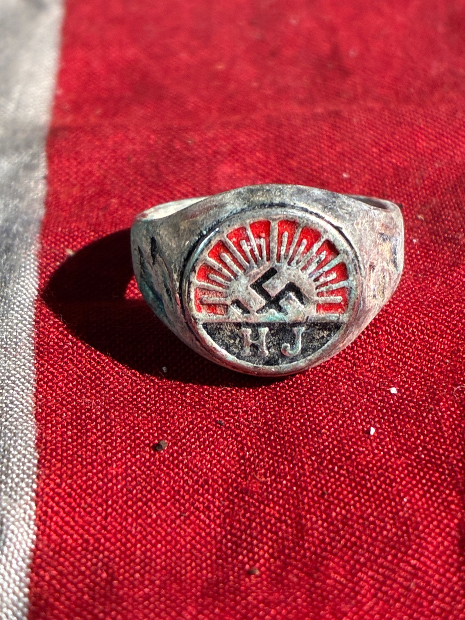 RARE WW2 GERMAN HITLER YOUTH SILVER RING: RARE WW2 GERMAN HITLER YOUTH SILVER RING. A RARE FIND. SHOWS GOOD WEAR AND USE WITH A BEAUTIFUL OVERALL PATINA. PLEASE VIEW ALL DETAILED PICTURES. A RARE EXAMPLE OF THE TIME PERIOD.