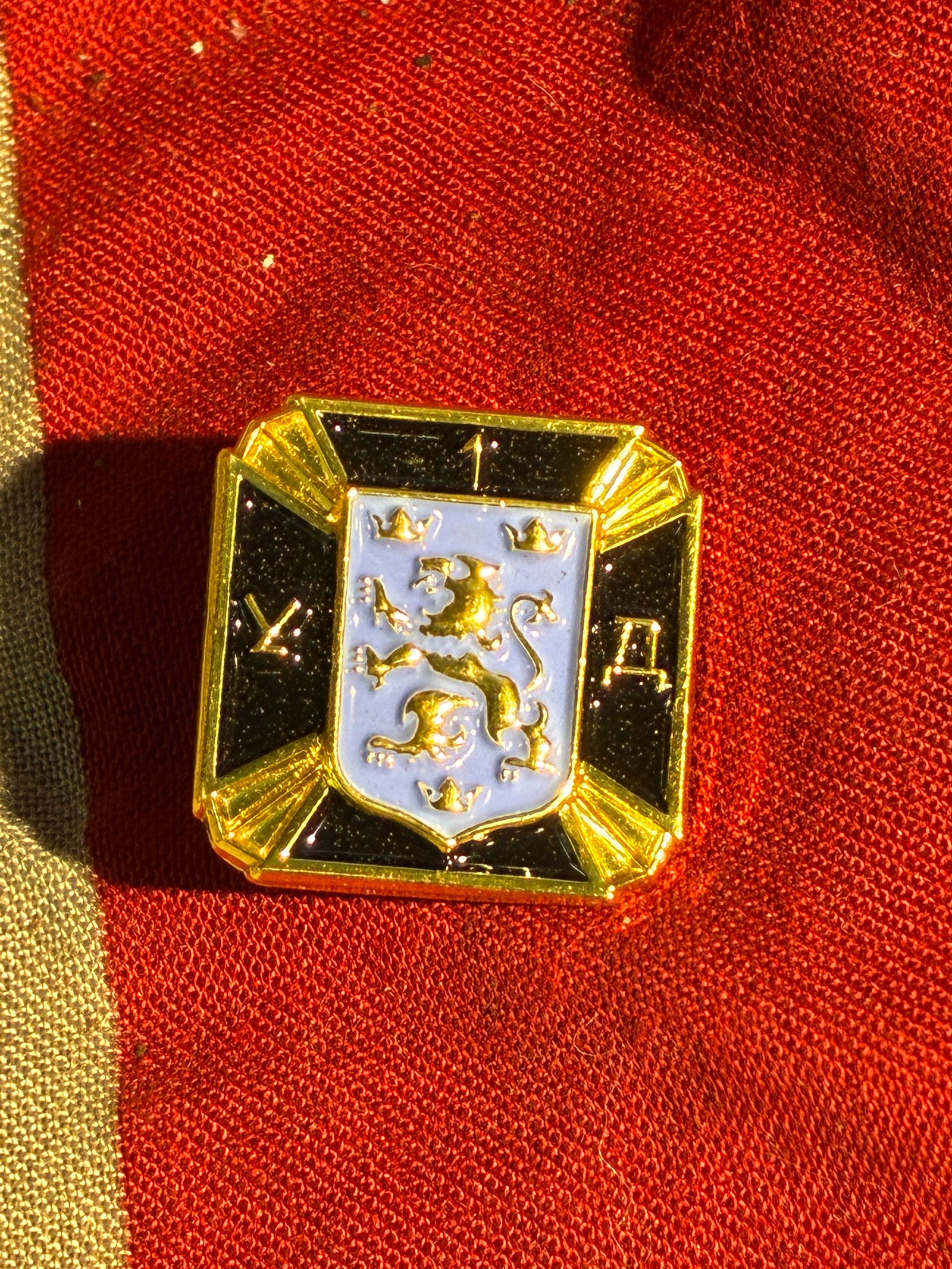 1st Ukrainian Division Collar / Cap Badge: This badge is an original insignia associated with the 1st Ukrainian Division, a military formation established in 1943 and composed primarily of Ukrainian volunteers. The design features a heraldic l