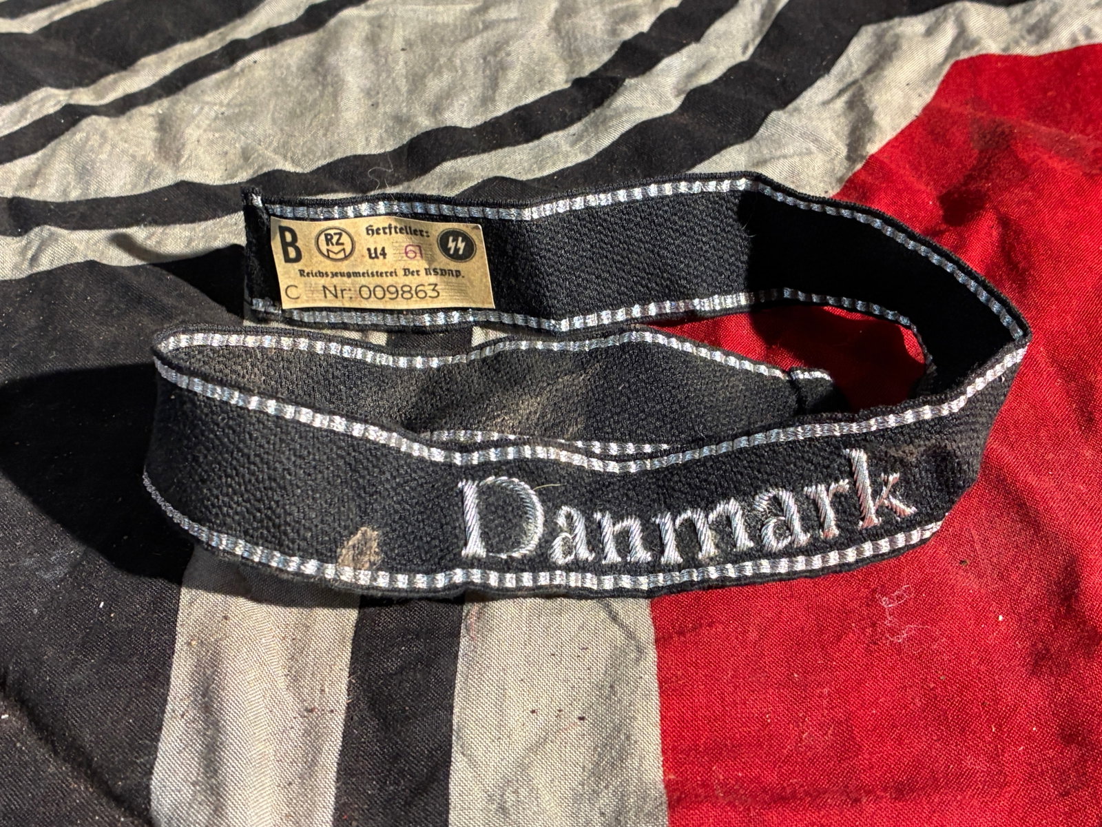 WW2 GERMAN “Danmark?? Volunteer Cuff Title – Waffen-SS Foreign Volunteer Insignia: This embroidered cuff title, bearing the word “Danmark”, was issued to members of the Waffen-SS Freikorps Danmark—a unit composed of Danish volunteers who served under German command during 