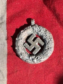 WW2 German Nazi Party Decorative Wreath Pendant with Swastika Motif (c. 1930s–1940s)