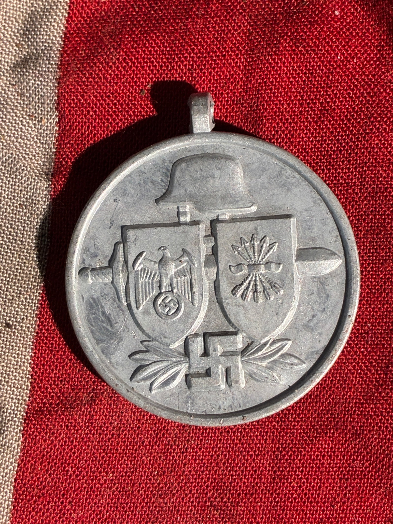 WW2 German Medal of the Spanish Volunteer Division in Russia (Blue Division Commemorative Medal, c.: This unofficial commemorative medal represents the División Española de Voluntarios—better known as the Blue Division—a unit of Spanish volunteers who fought alongside the German Army on the Eas